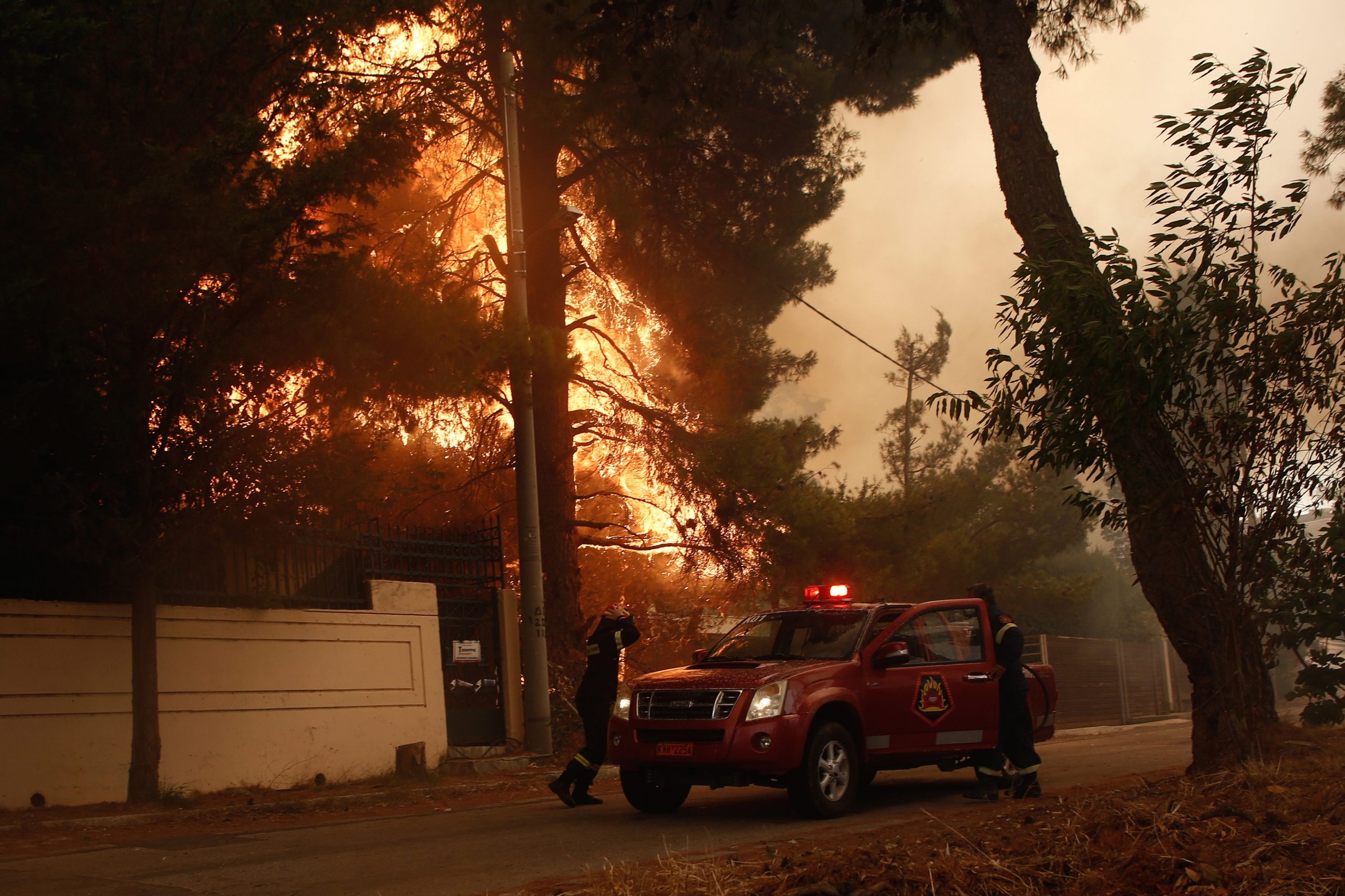 Casas estão a ser evacuadas devido a incêndio a norte de Atenas