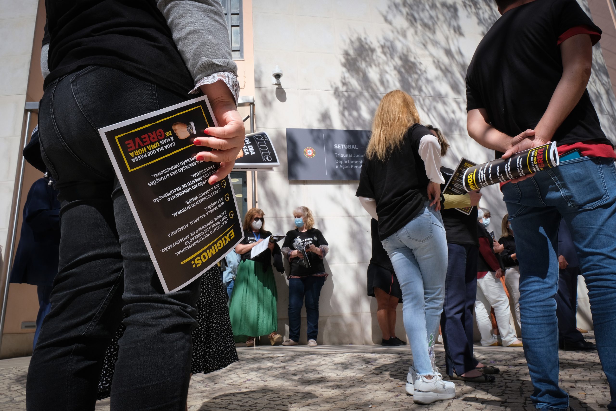 Funcionários judiciais entregam pré-aviso de greve para um mês