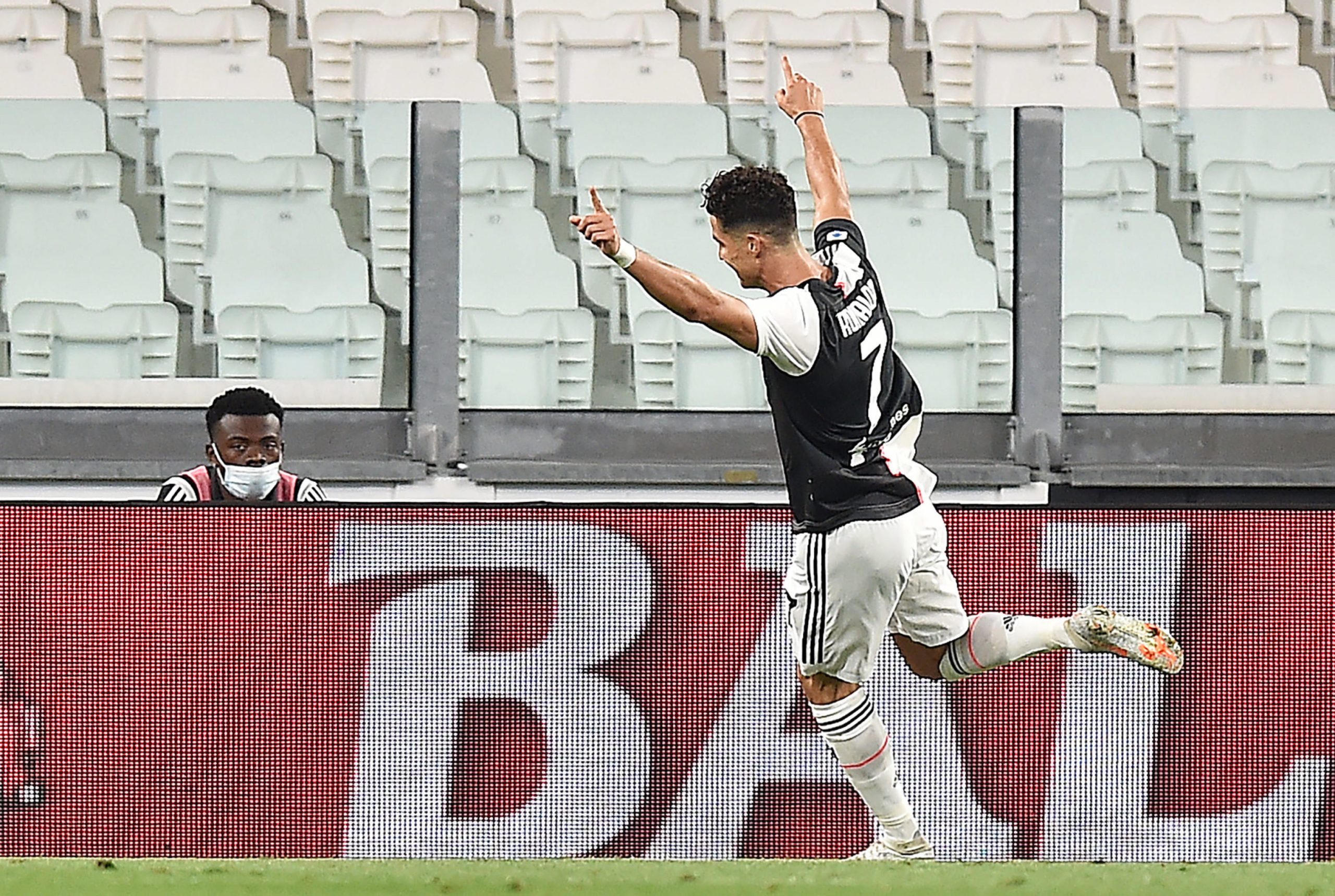Bis de Ronaldo aproxima Juventus do título. E já soma 30 golos