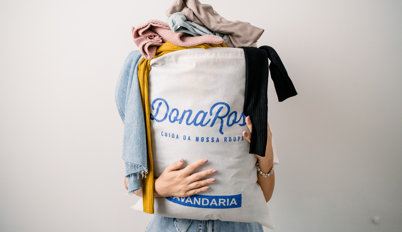 Dona Rosa, “a Uber das lavandarias” que todos os dias recolhe roupa suja e entrega roupa a cheirar a sabão