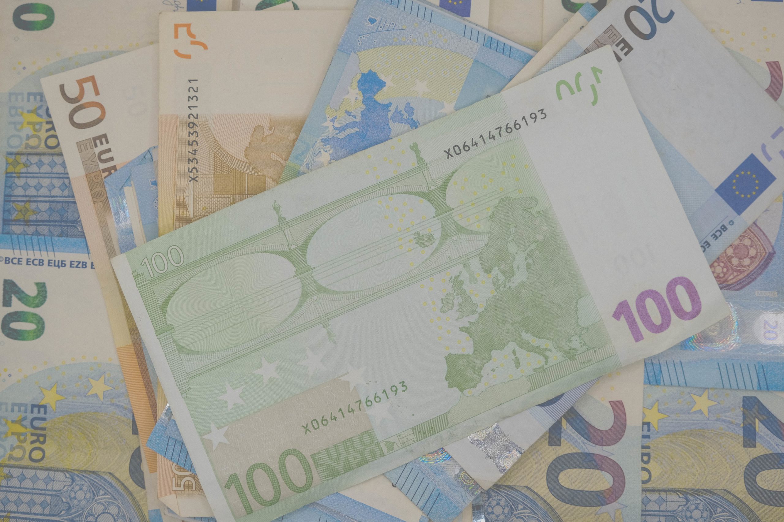 O que é o regime fiscal para novos residentes e que profissões estão abrangidas?