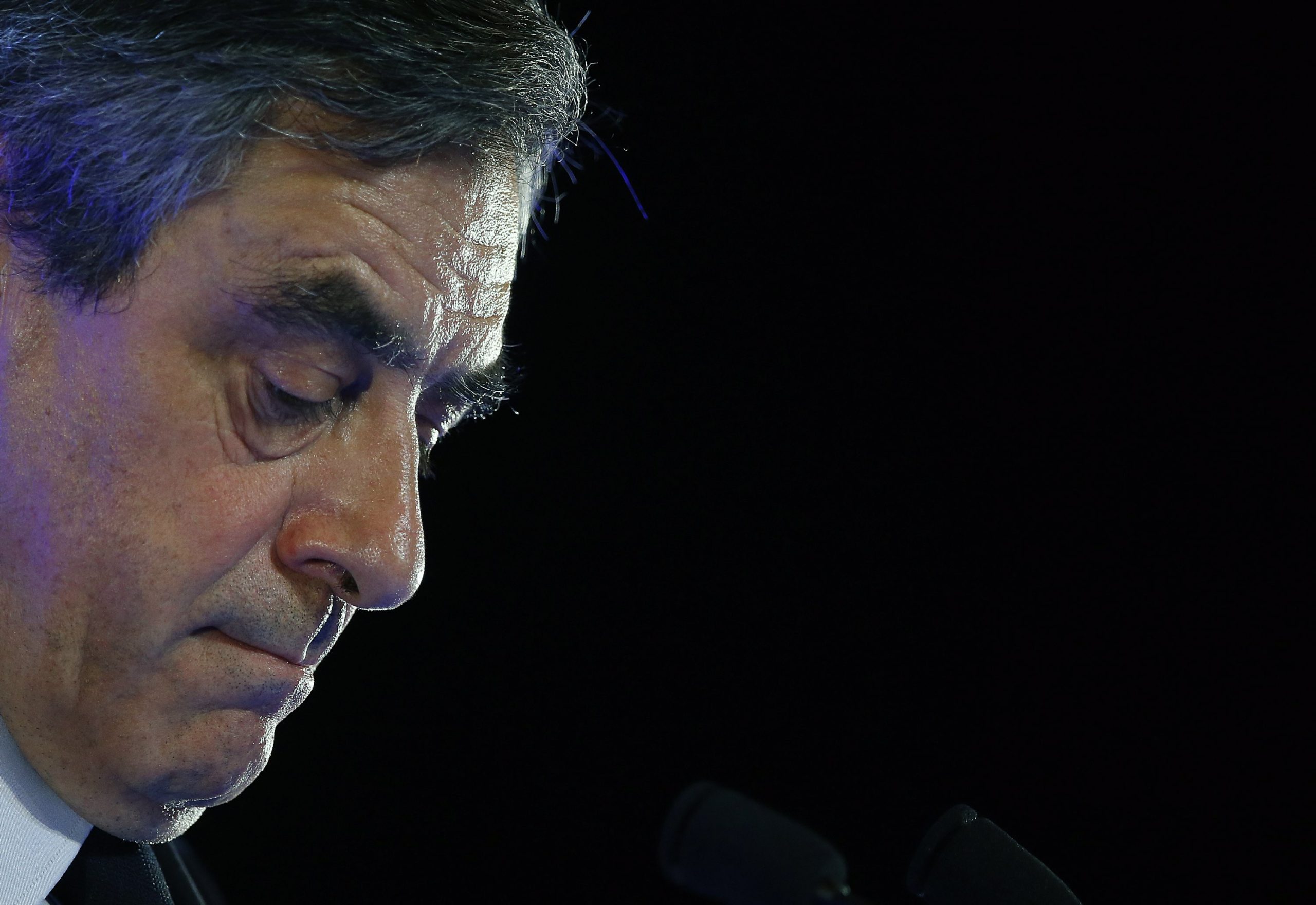 François Fillon diz ser alvo de manipulação e mantém candidatura ao Eliseu