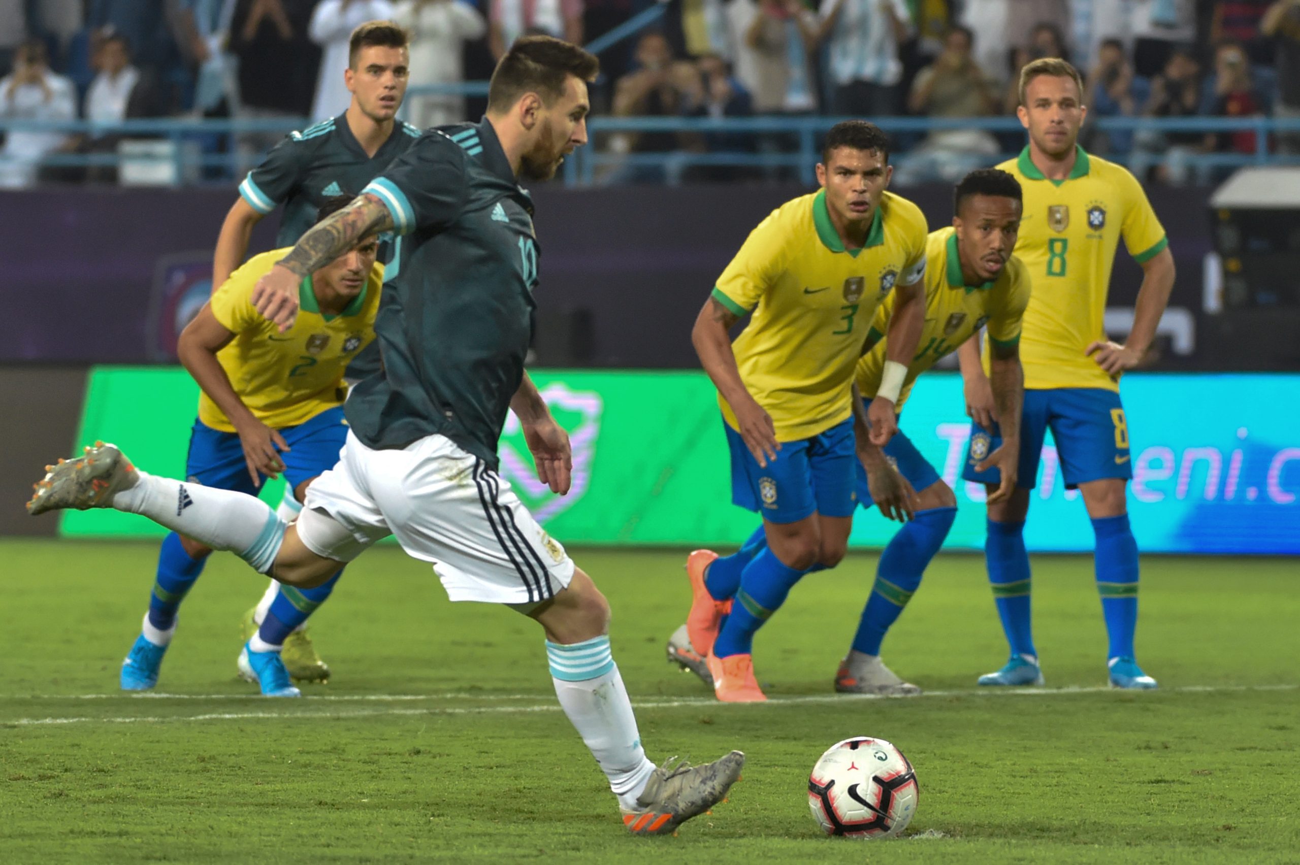 Messi regressa, Messi marca e a Argentina vence o Brasil