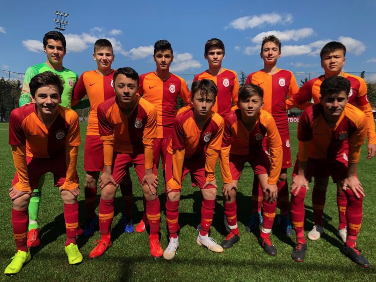 Uma lição de fair play: Jogador de 13 anos do Galatasaray falha penálti mal assinalado de propósito