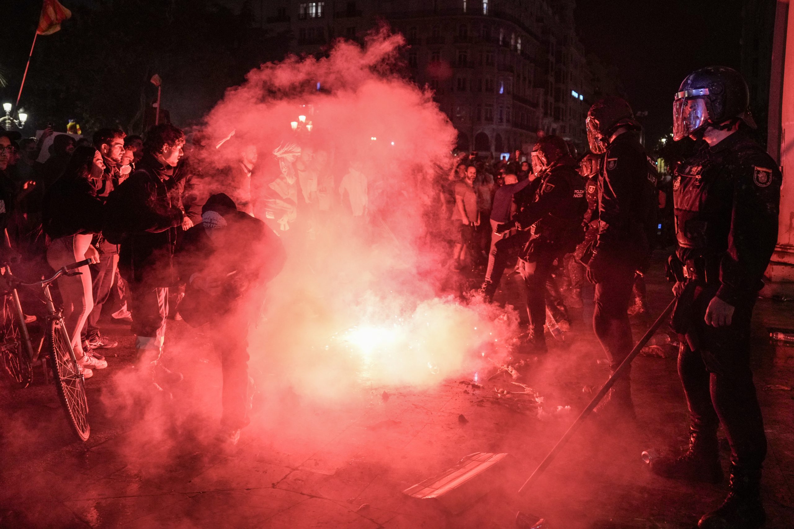 “Só o povo salva o povo.” Vítimas das inundações protestam de má gestão em Valência. Houve confrontos com a polícia