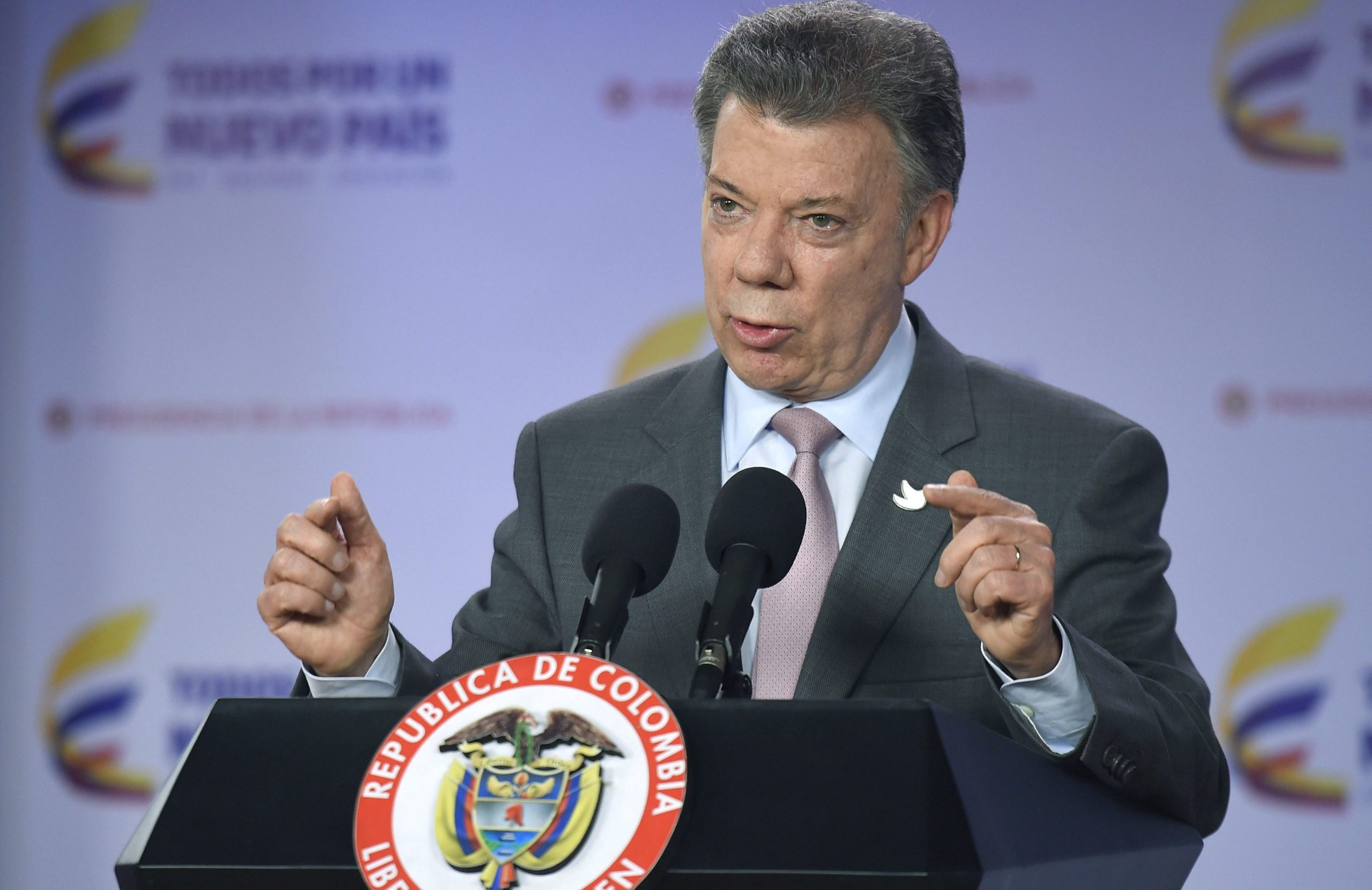 Presidente da Colômbia adia negociações de paz com Exército de Libertação Nacional