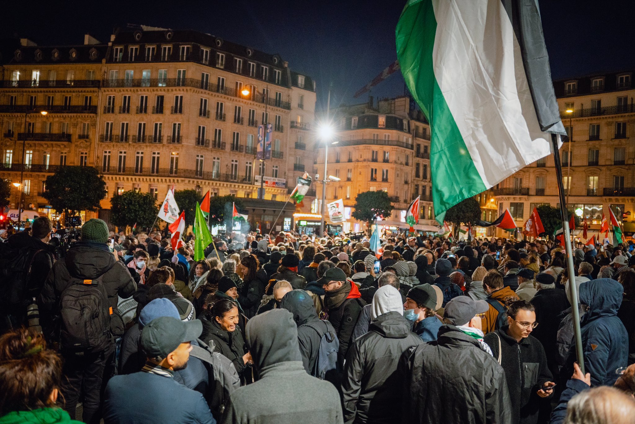 Milhares protestam em Paris contra evento de apoio a Israel