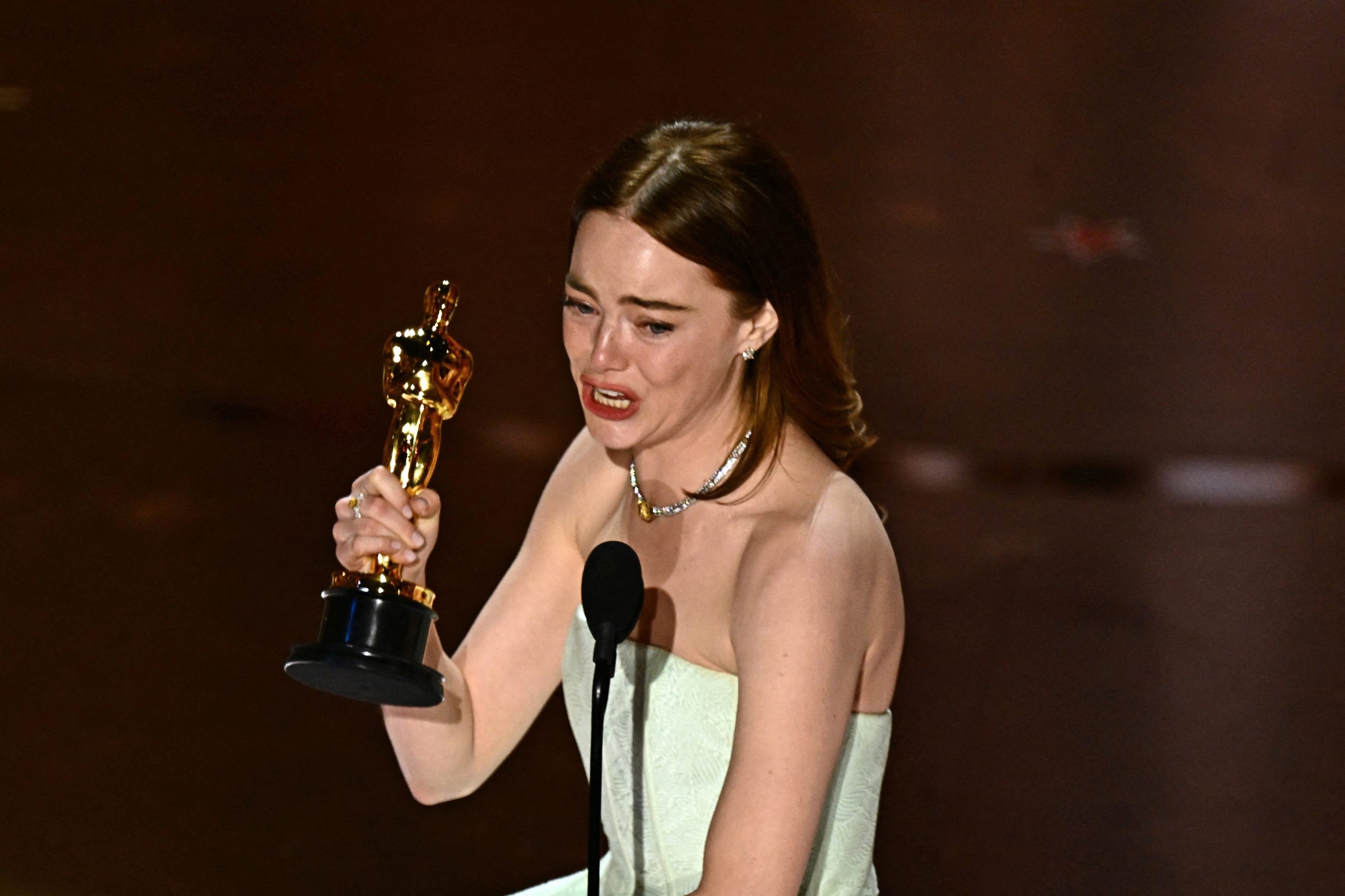 “Oppenheimer” dominou, Emma Stone somou. Quem foram os maiores vencedores dos Óscares?
