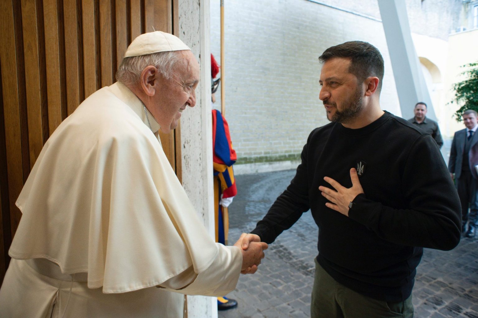 Papa Francisco recebe Volodimir Zelensky no Vaticano