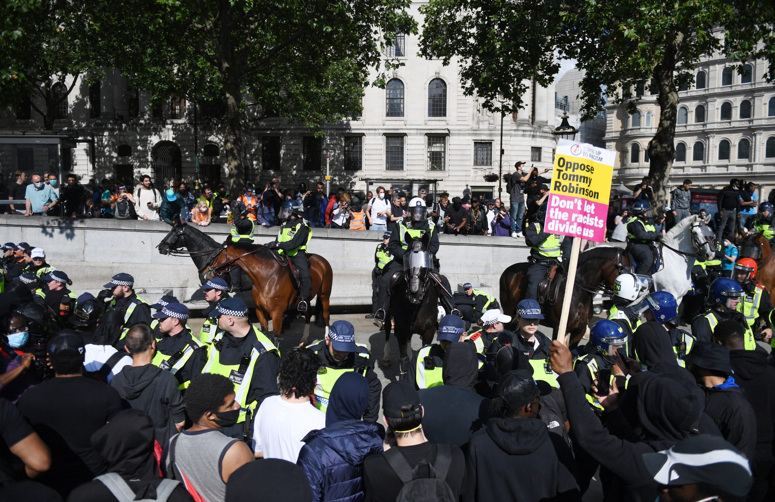 Dia marcado por confrontos entre polícia, extrema-direita e manifestantes antirracismo nas ruas de Londres e Paris