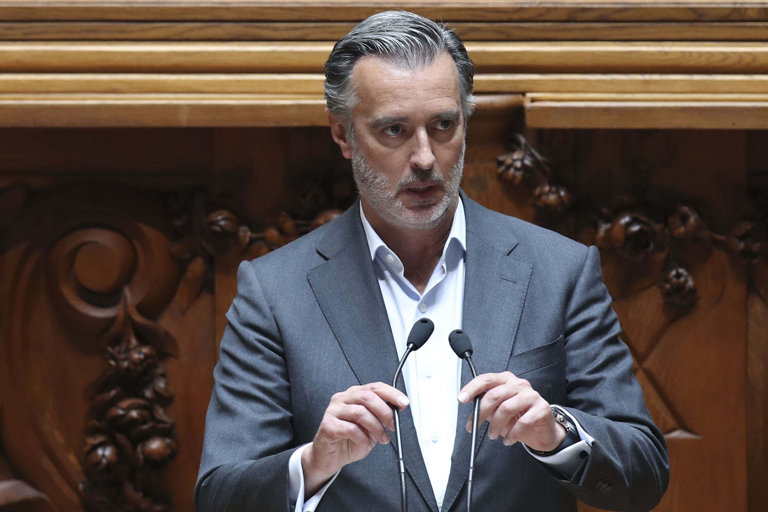 IL diz que Costa deve explicações ao país e recusa solução de continuidade