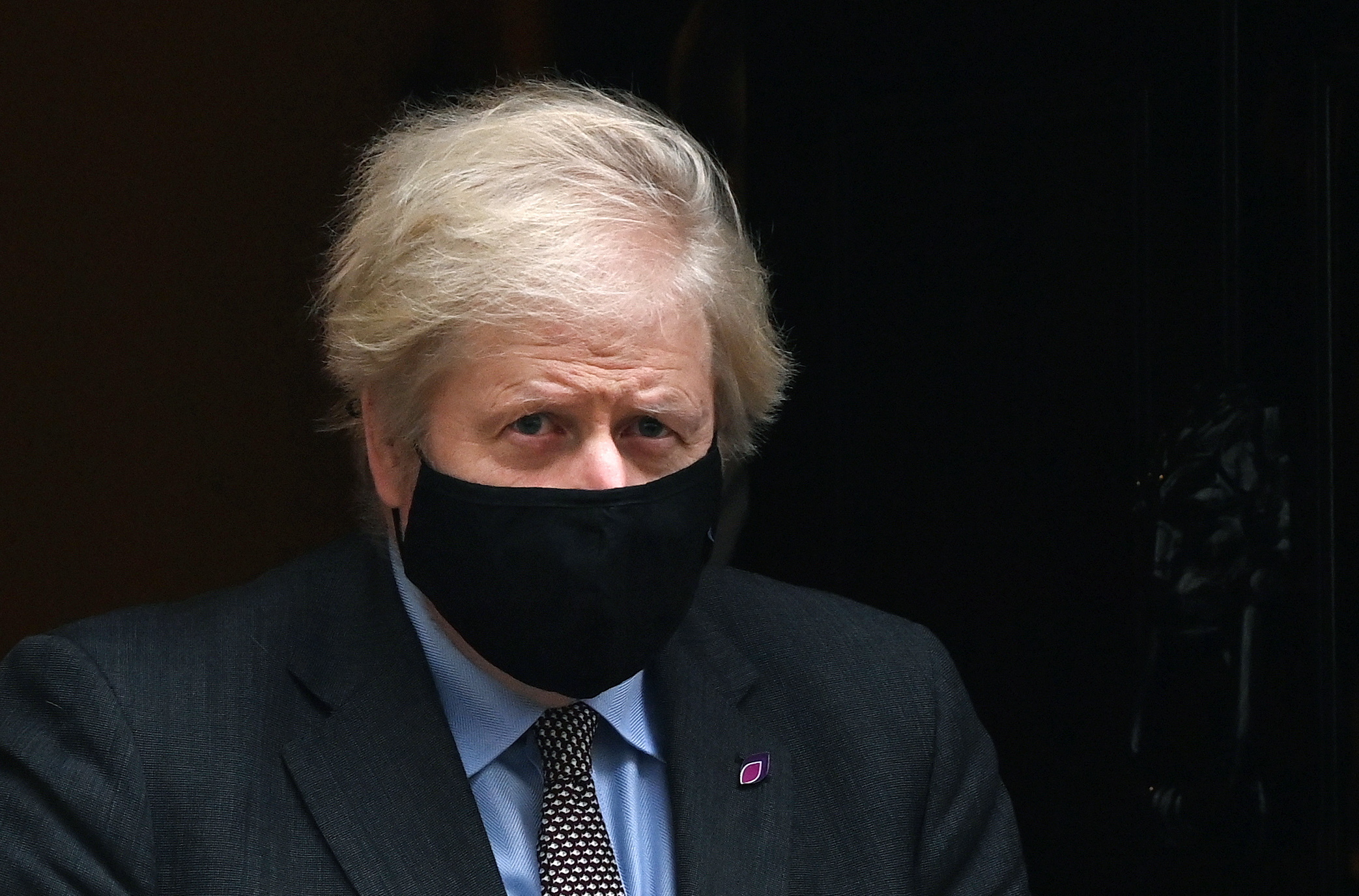 Boris Johnson recua e fica mesmo em isolamento após contacto com caso positivo de covid-19