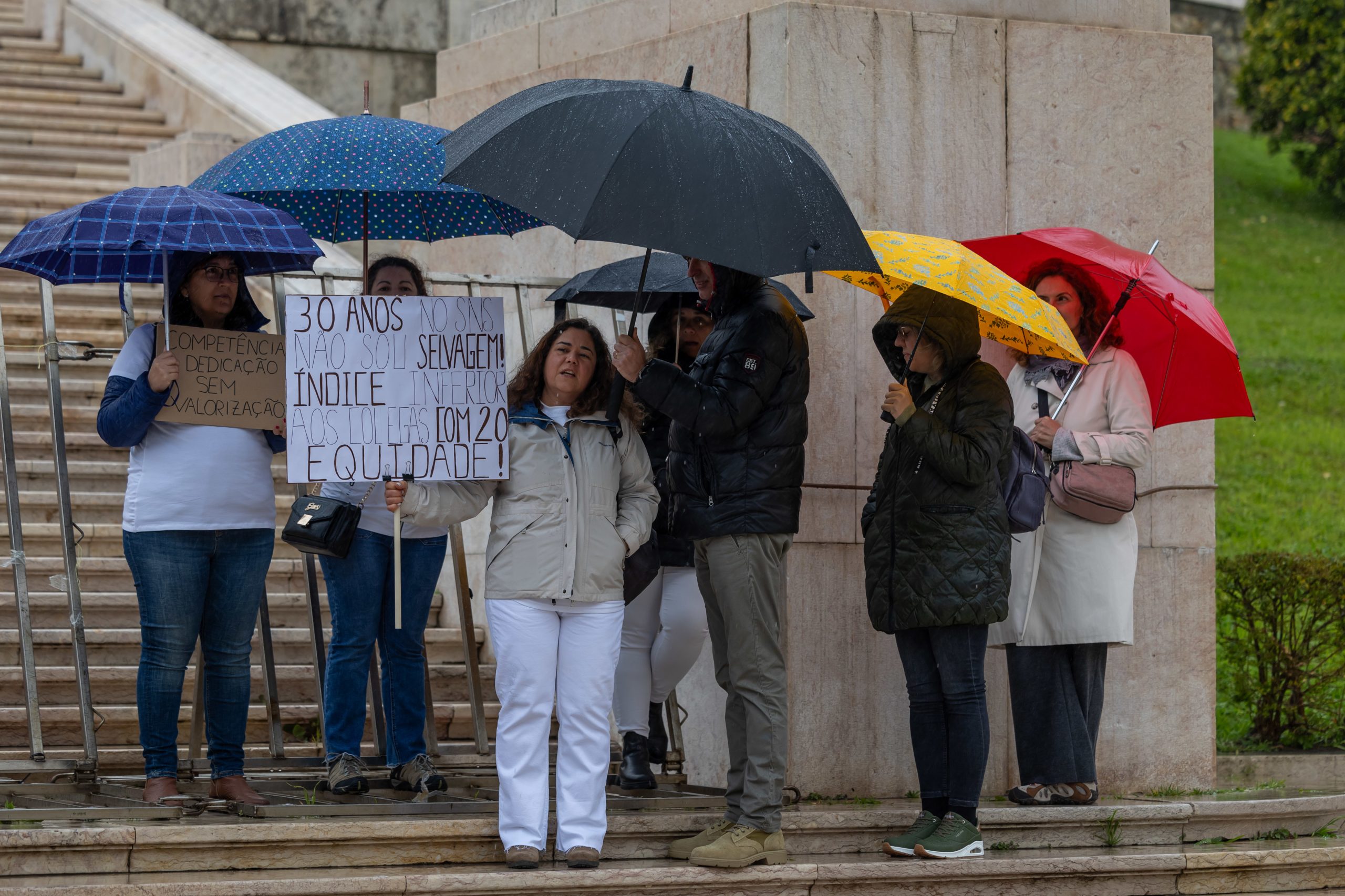 Mesmo em dia de chuva cerca de 100 enfermeiros fazem vigília nas escadarias da AR
