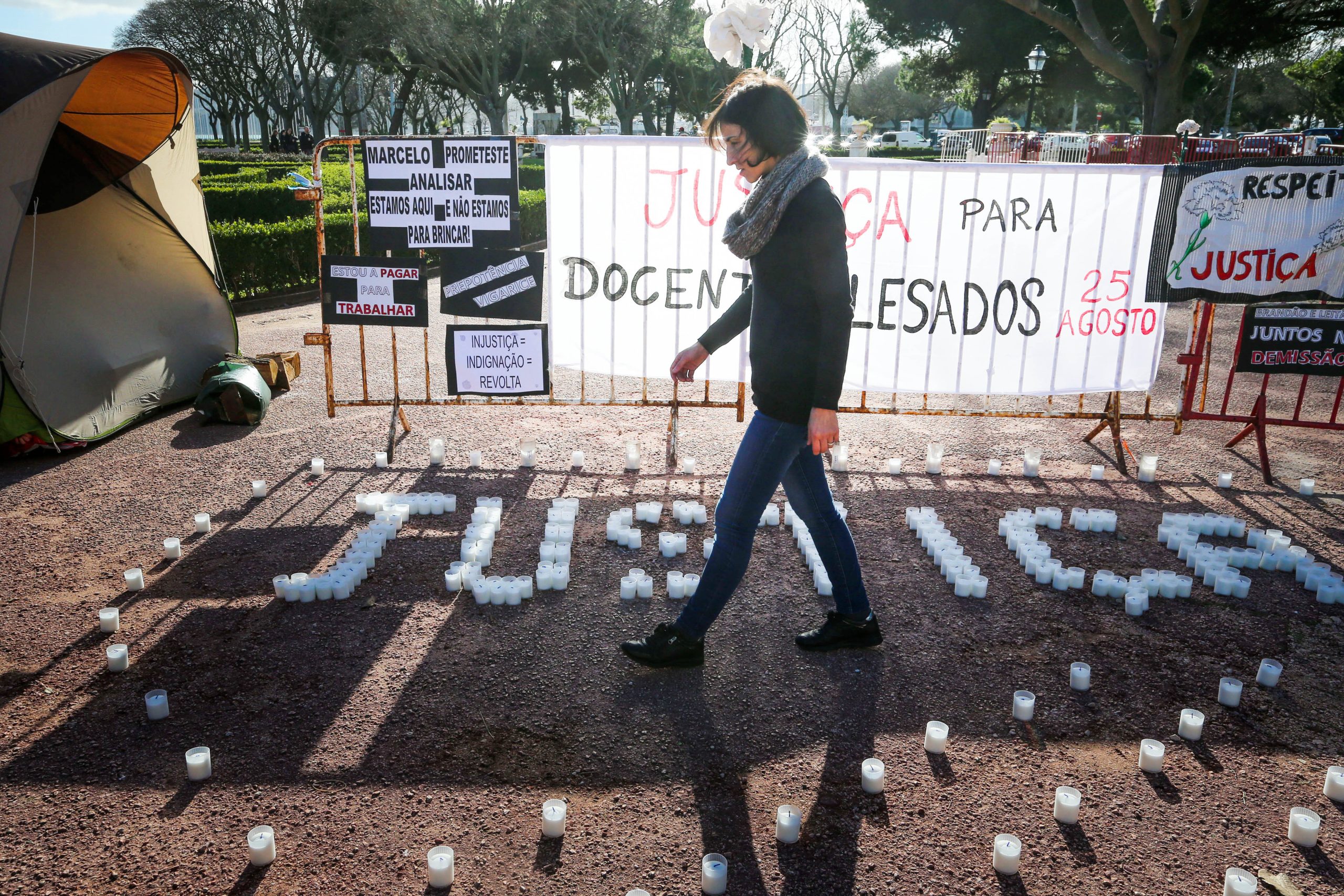 Professores lesados em concurso montam vigília em frente a Belém