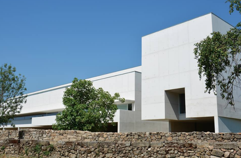 Cartazes e desenhos de João Machado em exposição no Museu Nadir Afonso em Chaves