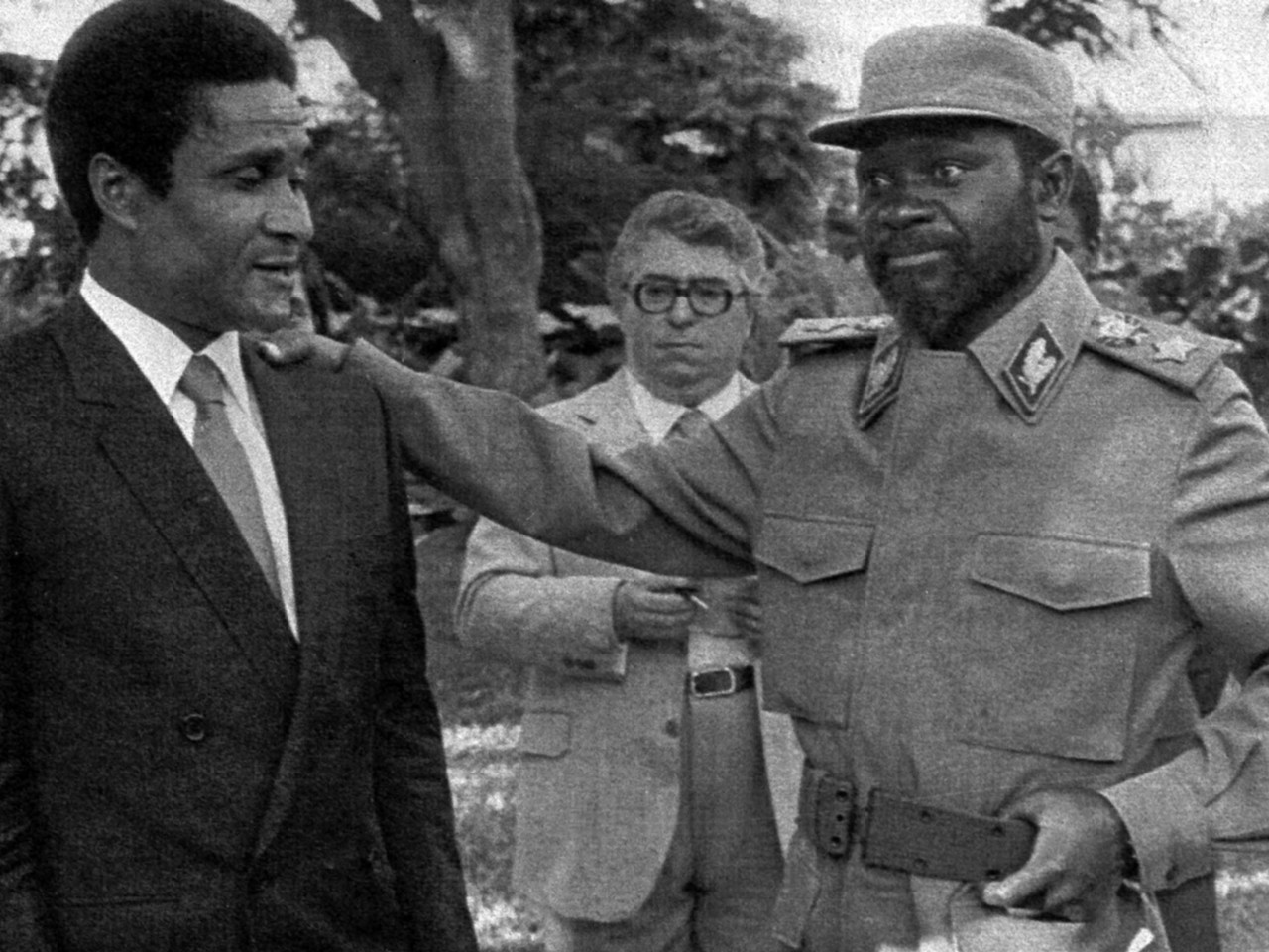 Samora Machel recebe Eusébio