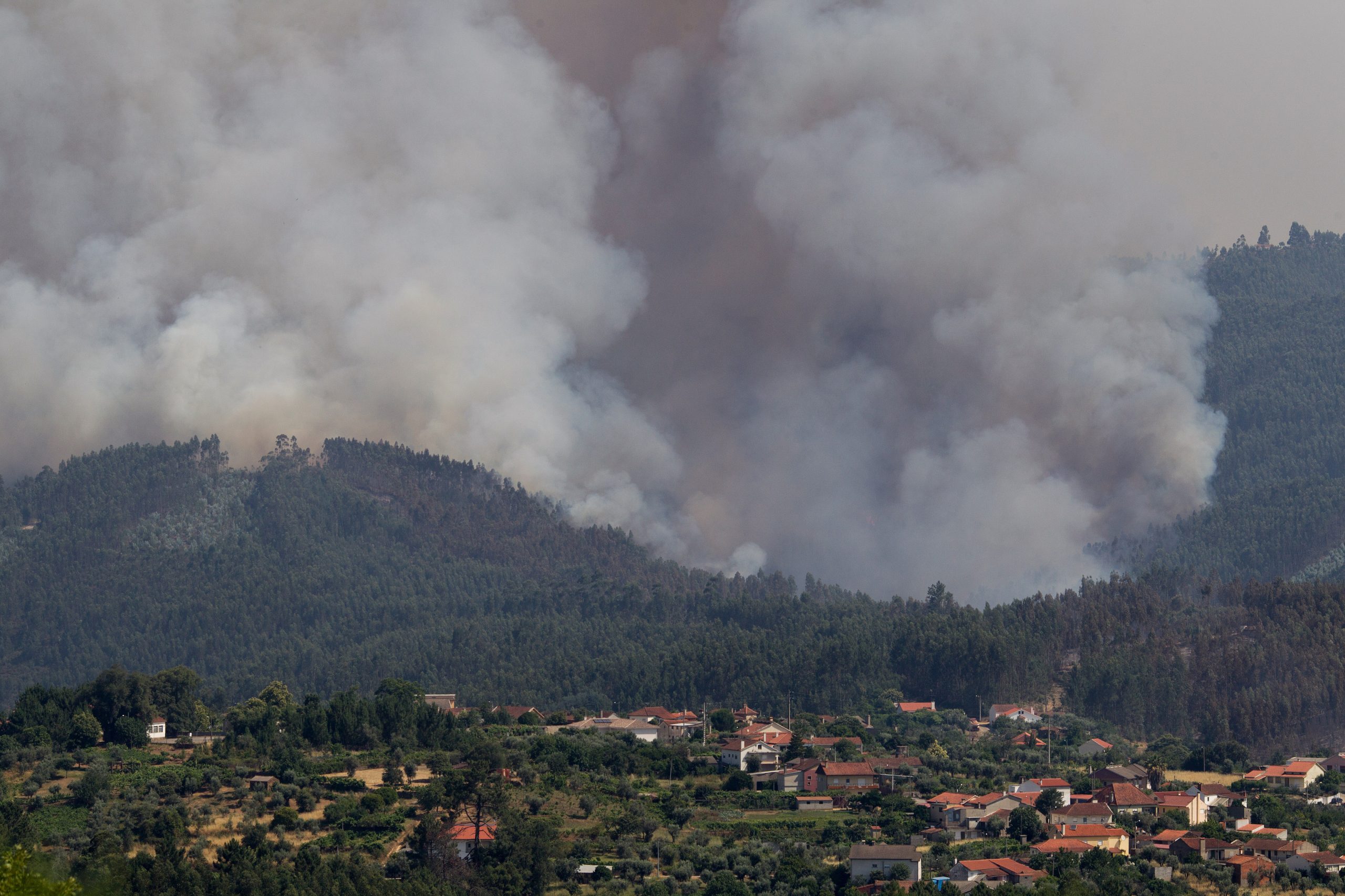 Pedrógão Grande: Altas temperaturas, trovoadas e extensão estão a potenciar fogo