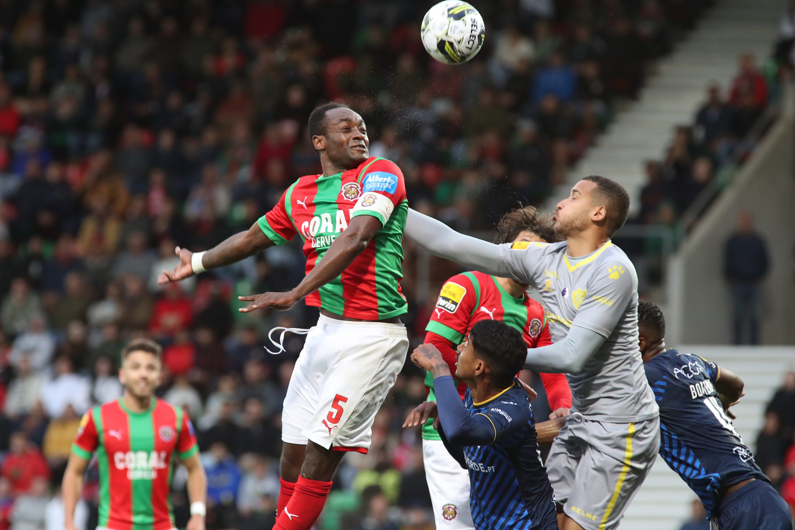 Marítimo vence Santa Clara e deixa zona de descida por troca com açorianos