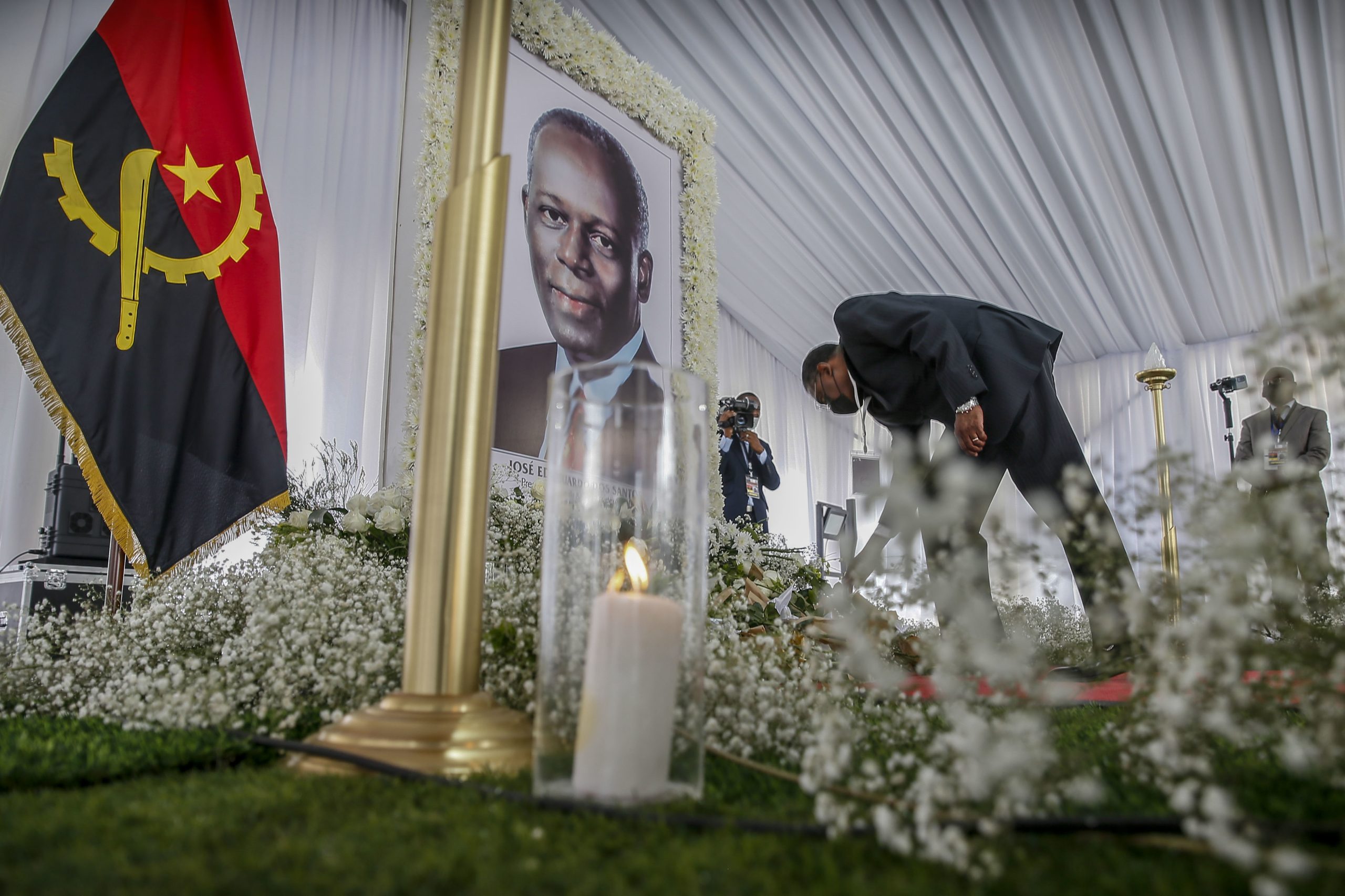 Filha de Eduardo dos Santos pede funeral “organizado com o devido tempo”
