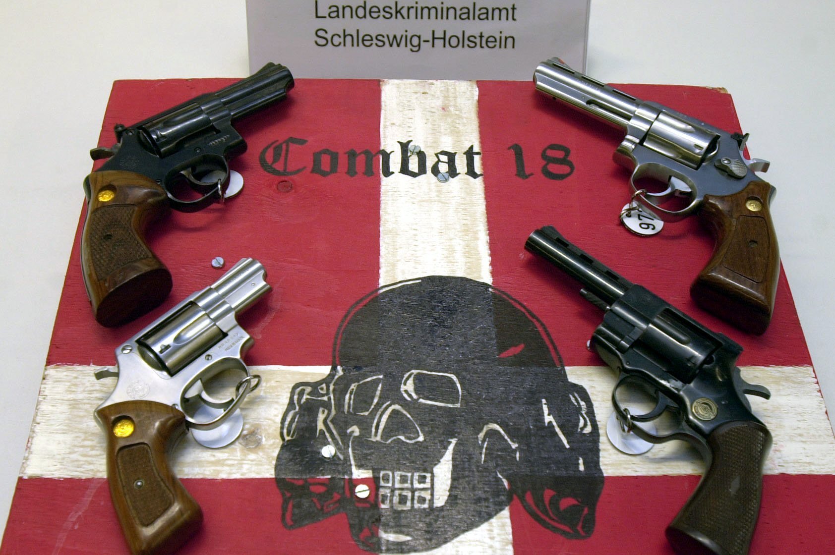 Alemanha proíbe grupo neonazi Combat 18