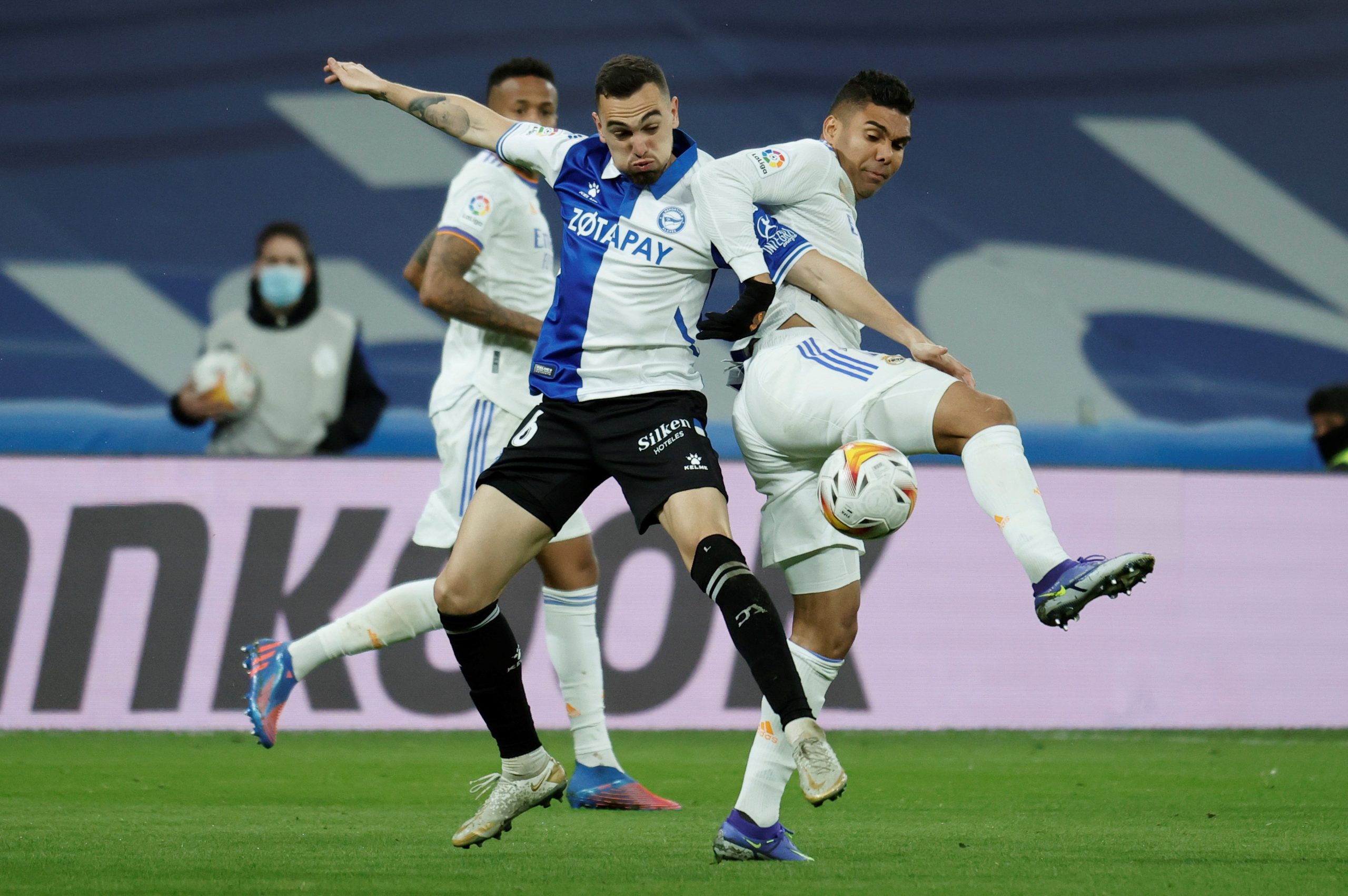 Líder Real Madrid bate aflito Alavés com três golos na segunda parte