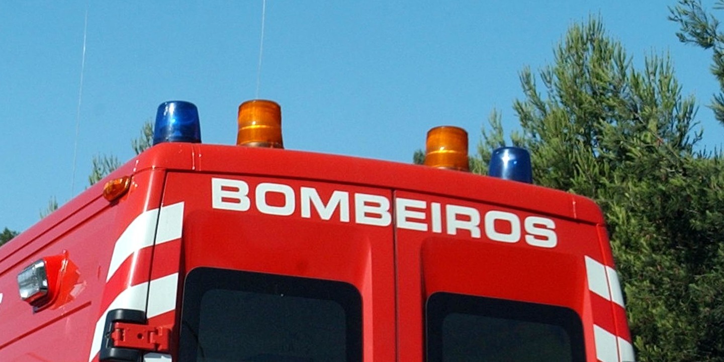 Incêndio em Almada faz um desalojado e três feridos sem gravidade