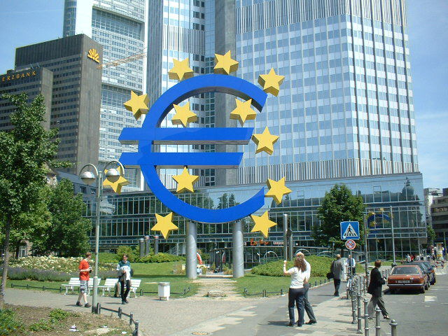Banco Central Europeu mantém taxas de juro e confirma fim do programa de compra de ativos