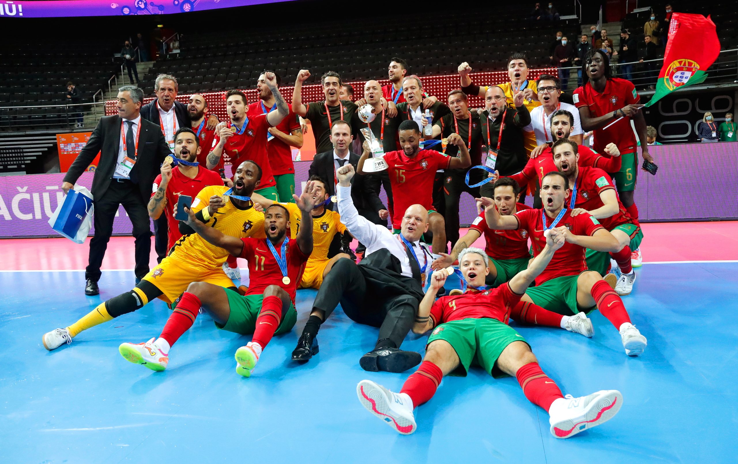 Fotogaleria. Veja aqui o momento em que Portugal recebe a taça de campeão do mundo de futsal