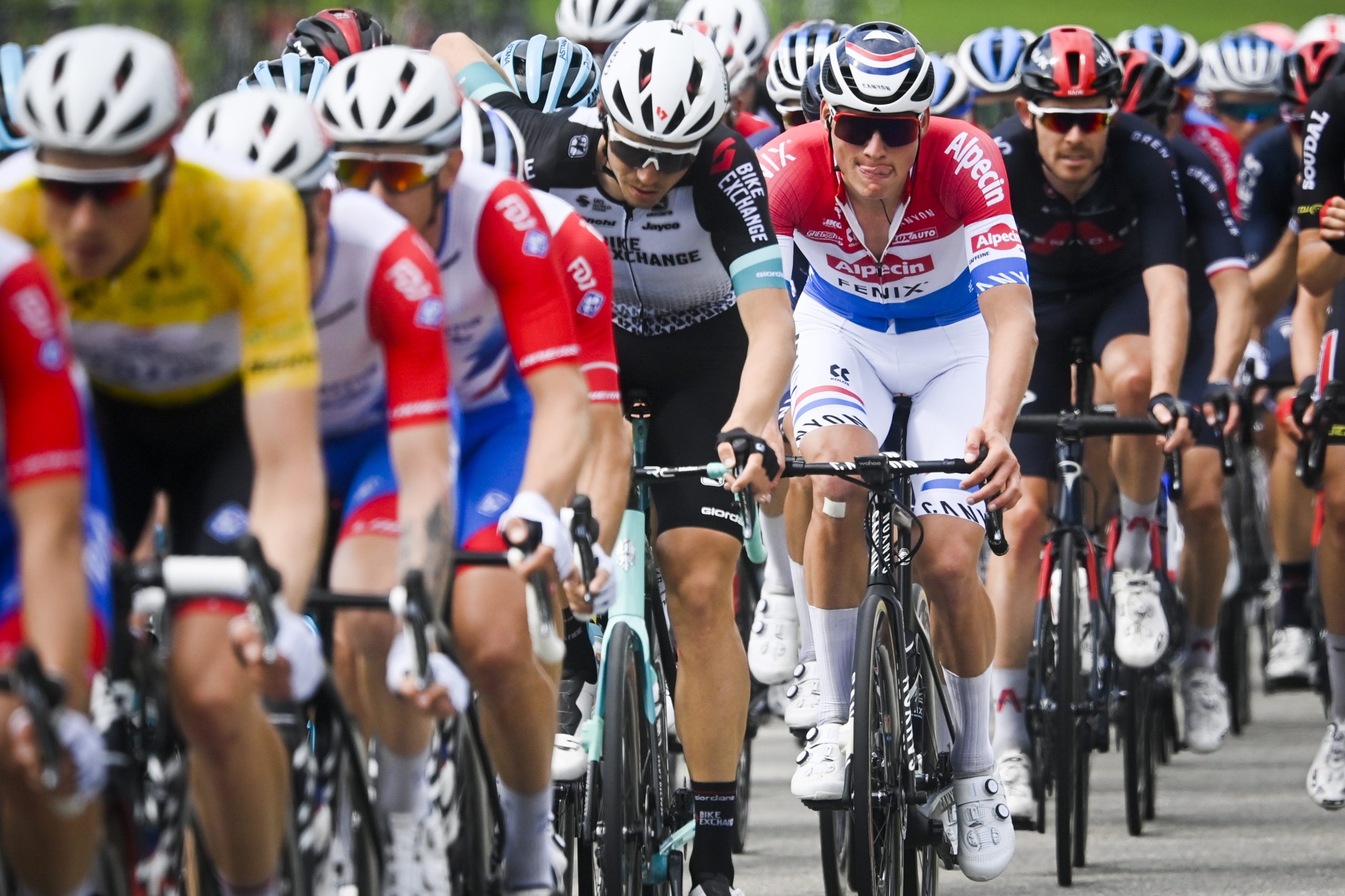Mathieu van der Poel volta a vencer na Volta à Suíça e é o novo líder
