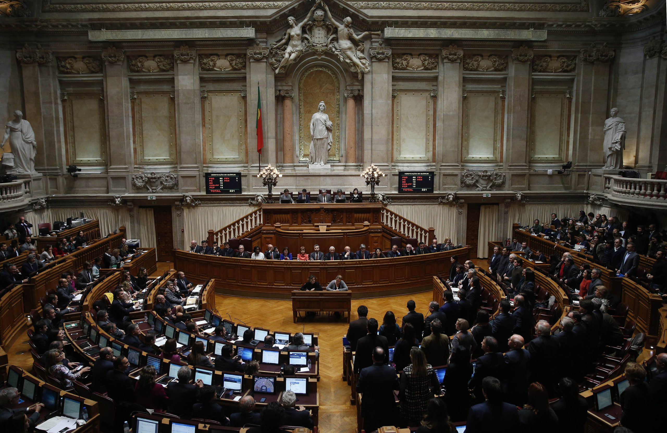 Fim da sobretaxa de IRS para 1.º e 2.º escalões publicado em Diário da República