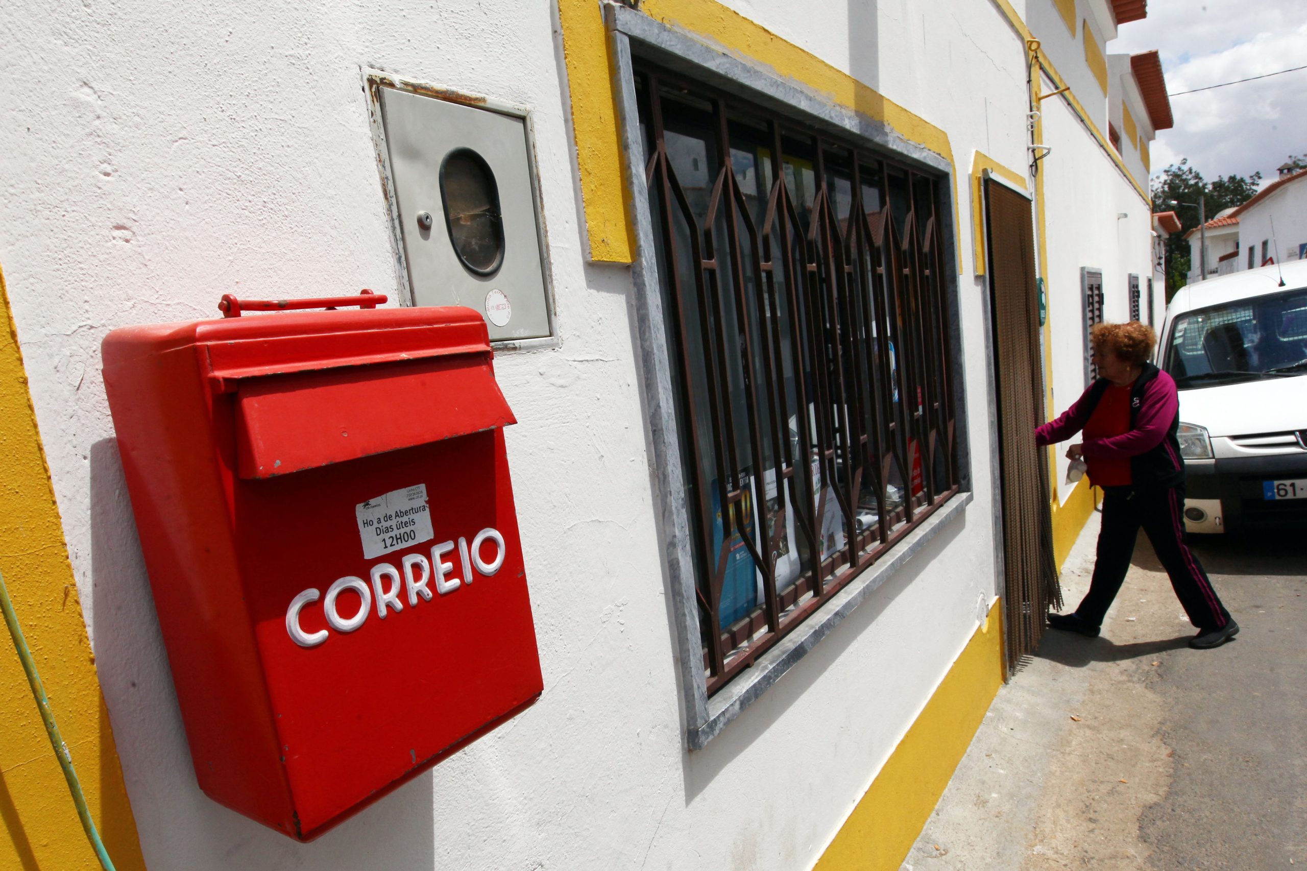 “Bom dia, vim fazer a contagem da água”. “Faça favor senhor carteiro”