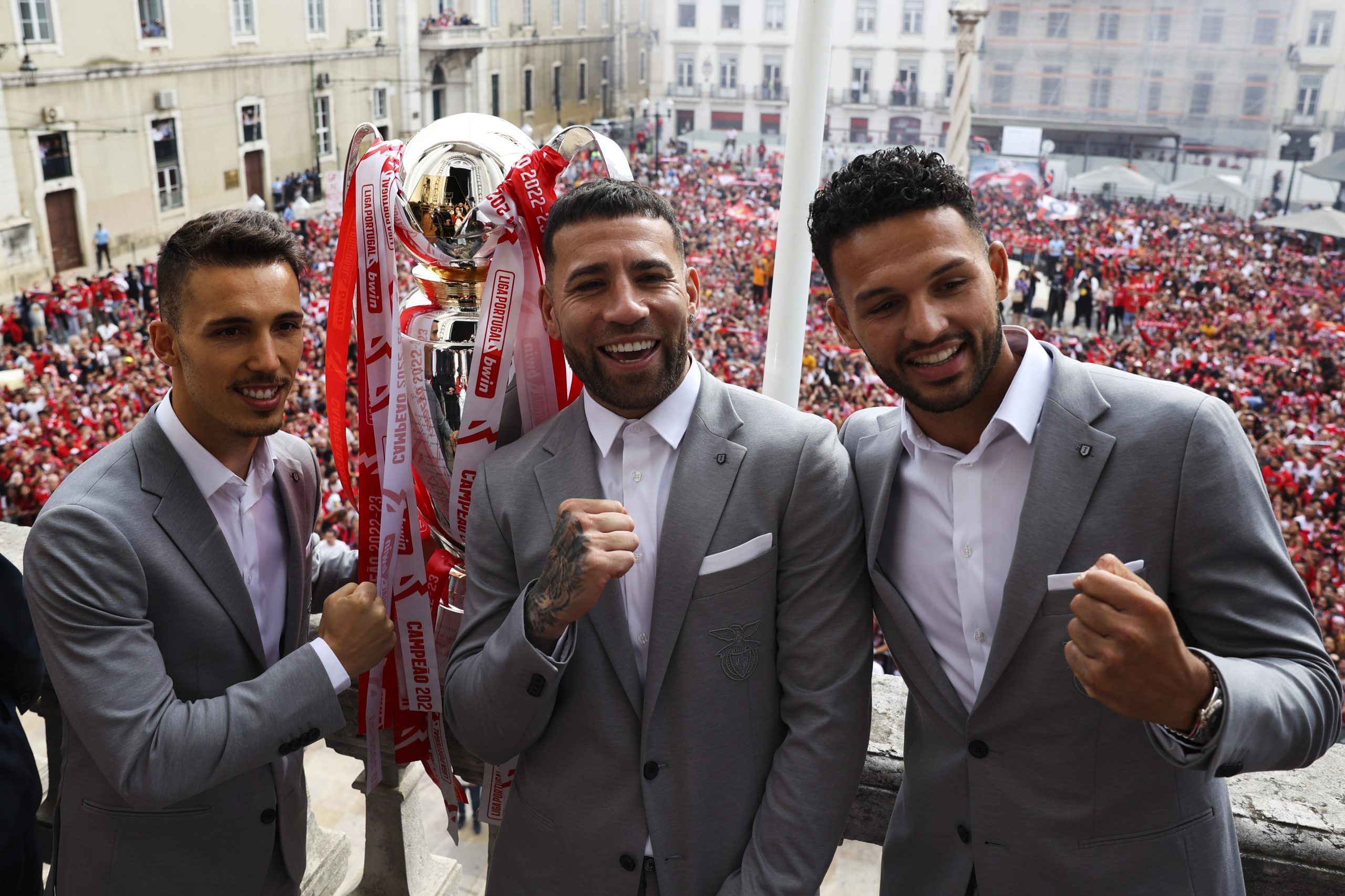 Benfiquistas “vão saber na altura certa” se Ramos e Otamendi ficam, garante Rui Costa