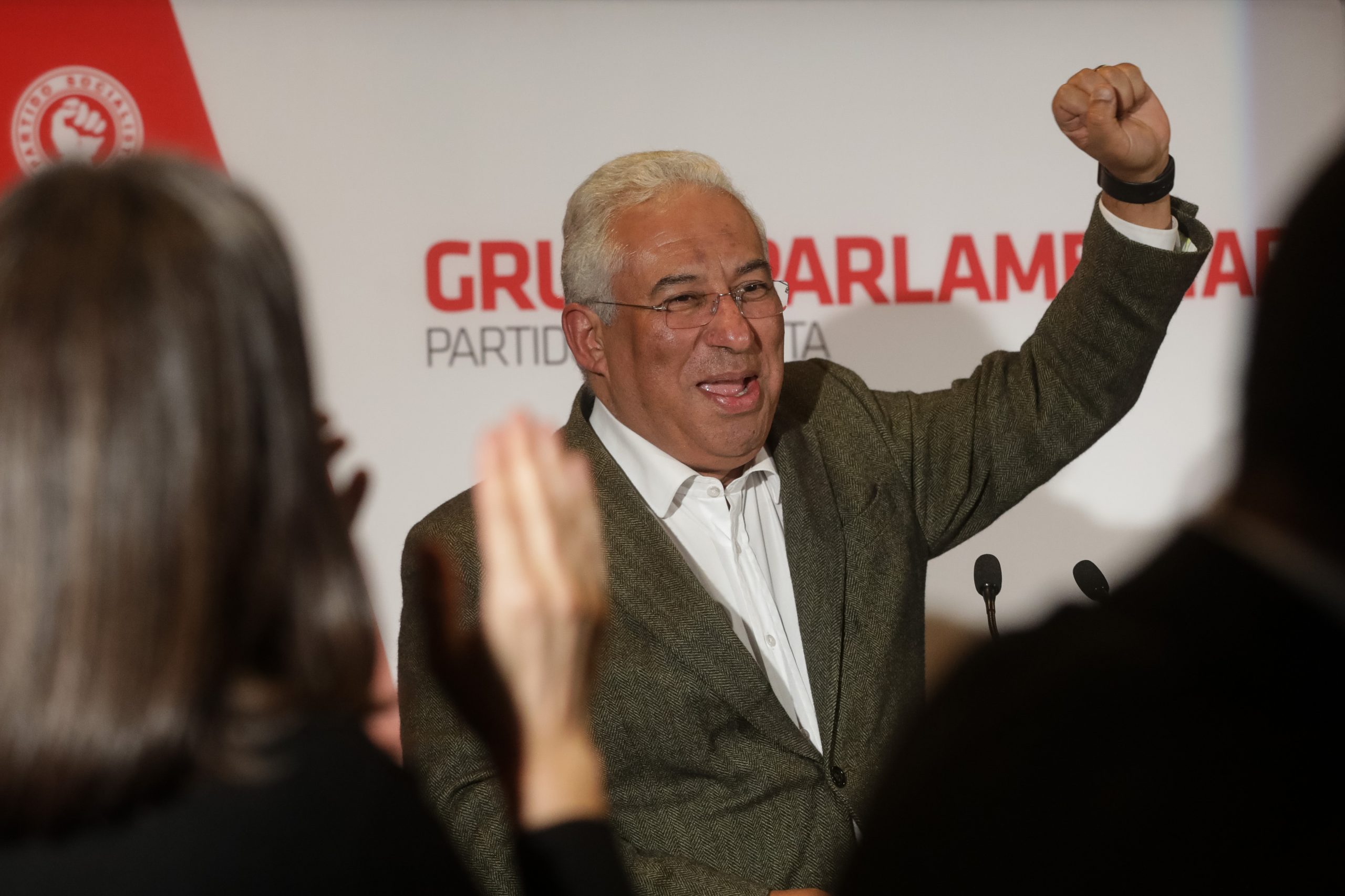 Costa desafia partidos a aprovar descentralização até ao verão