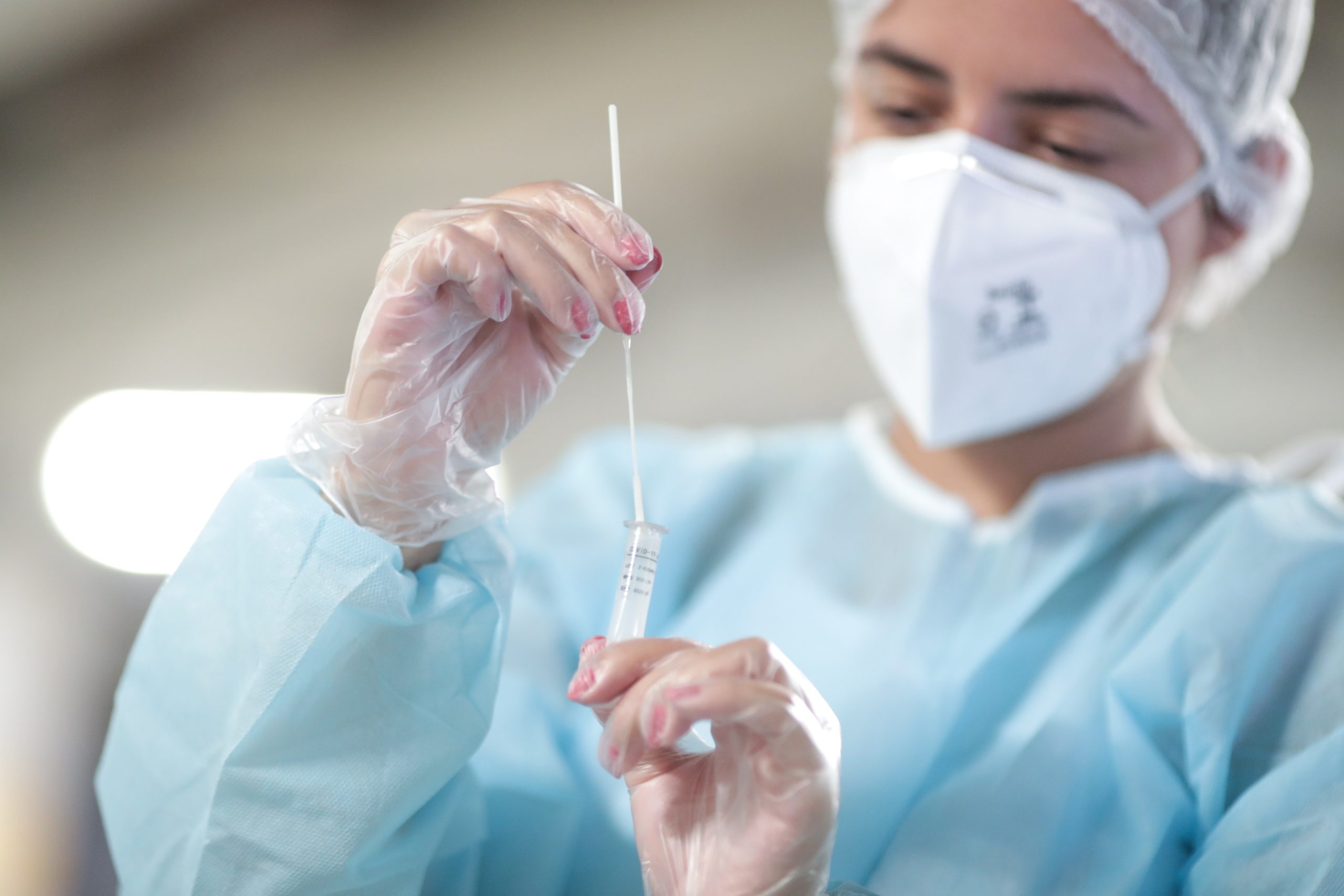 Covid-19: OMS adianta que casos confirmados no mundo diminuíram 16% na última semana