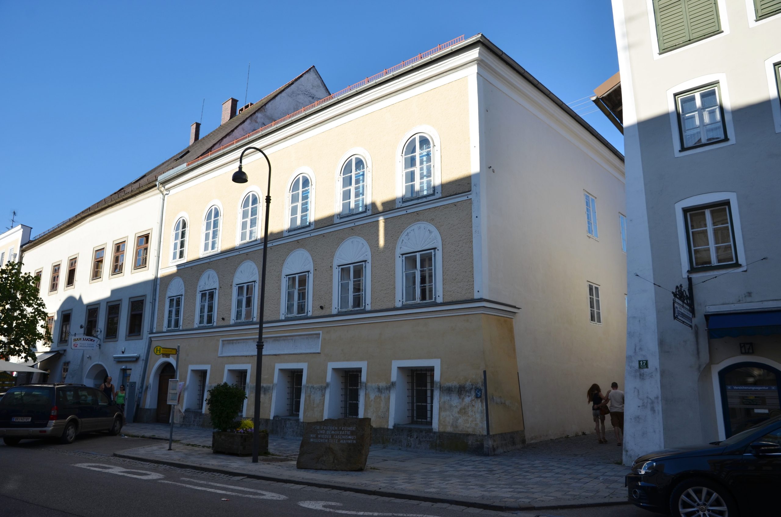 Quatro alemães apanhados na casa de Hitler a celebrar o seu aniversário