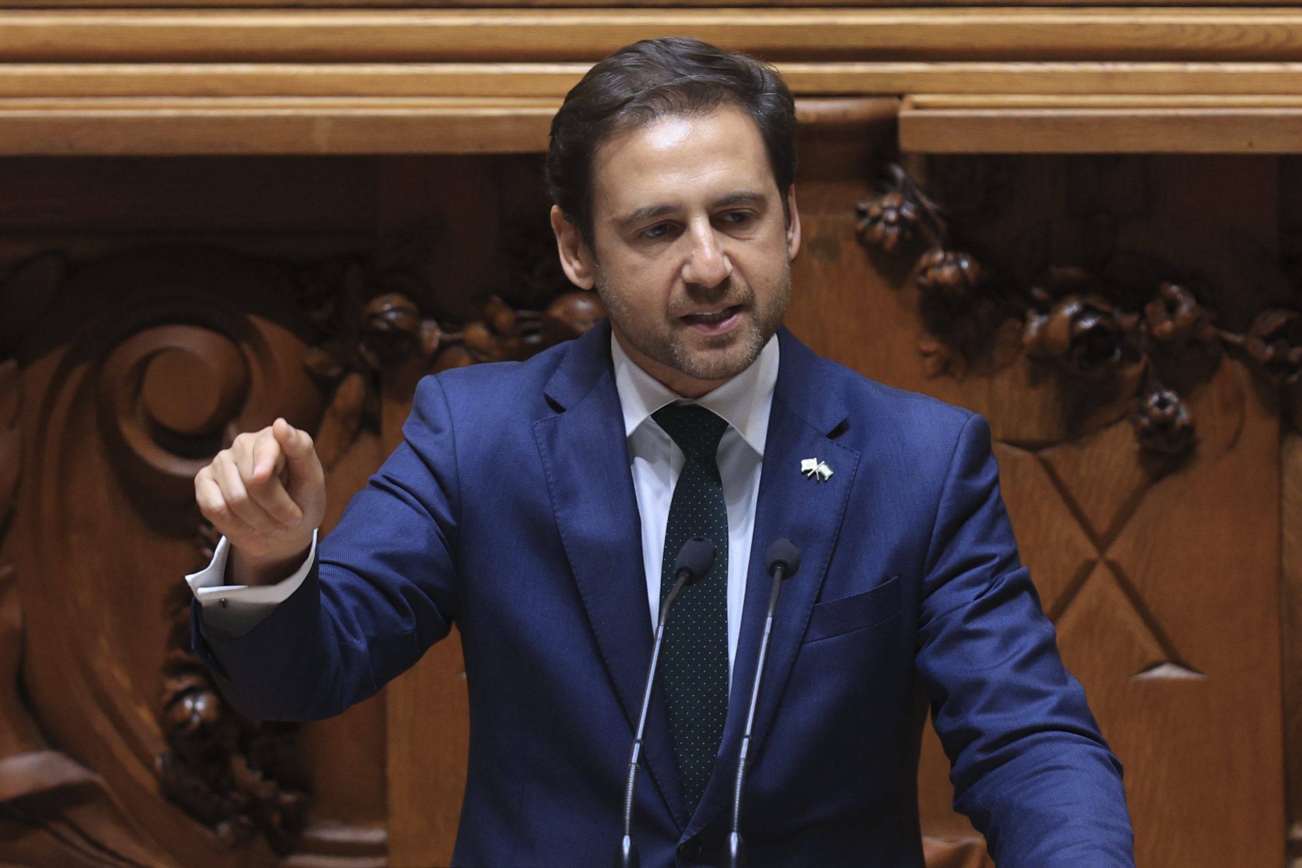 Deputado do Chega vai à casa de Montenegro e deixa-lhe uma carta
