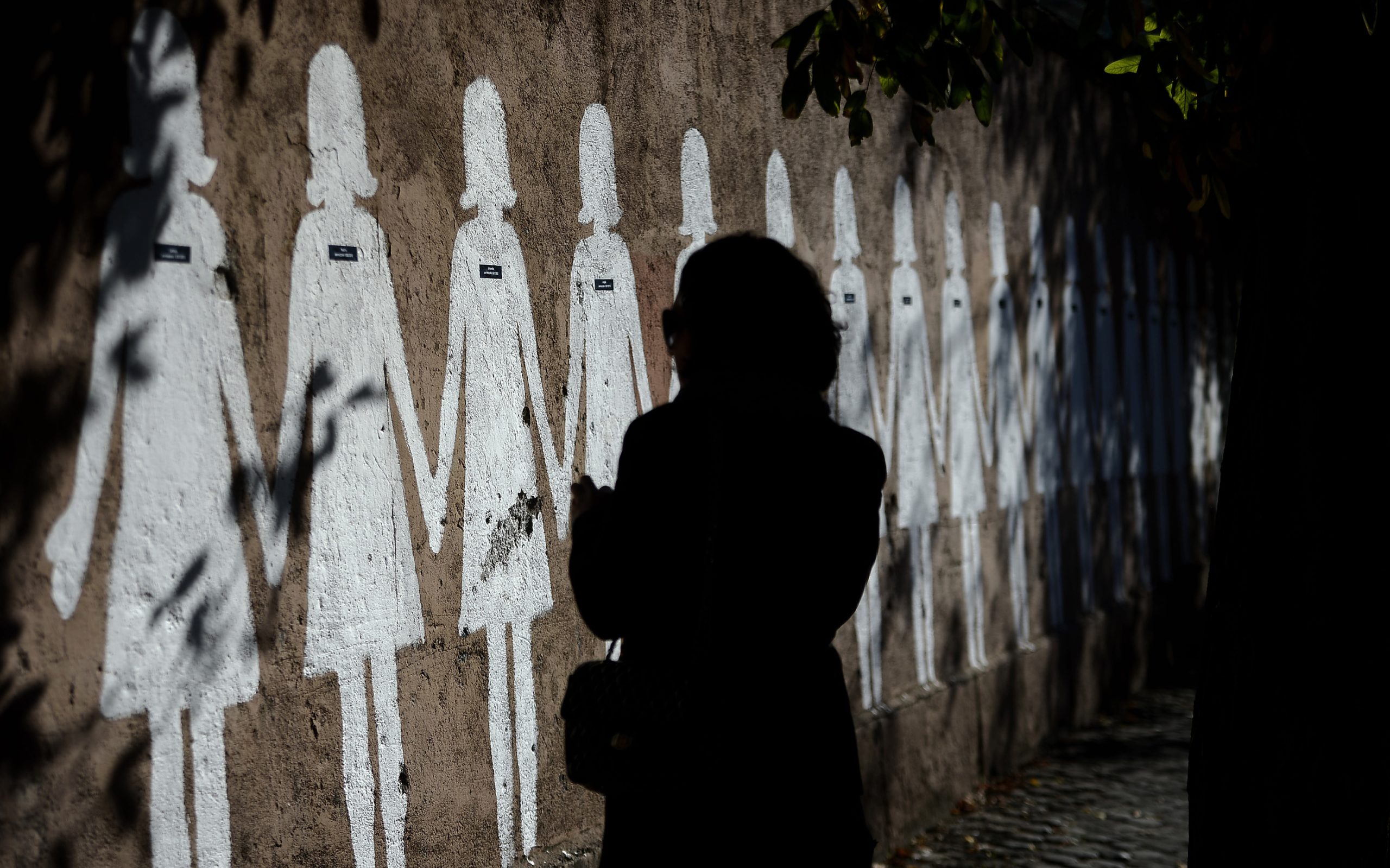 Elas trabalham mais 61 dias por ano sem remuneração que eles