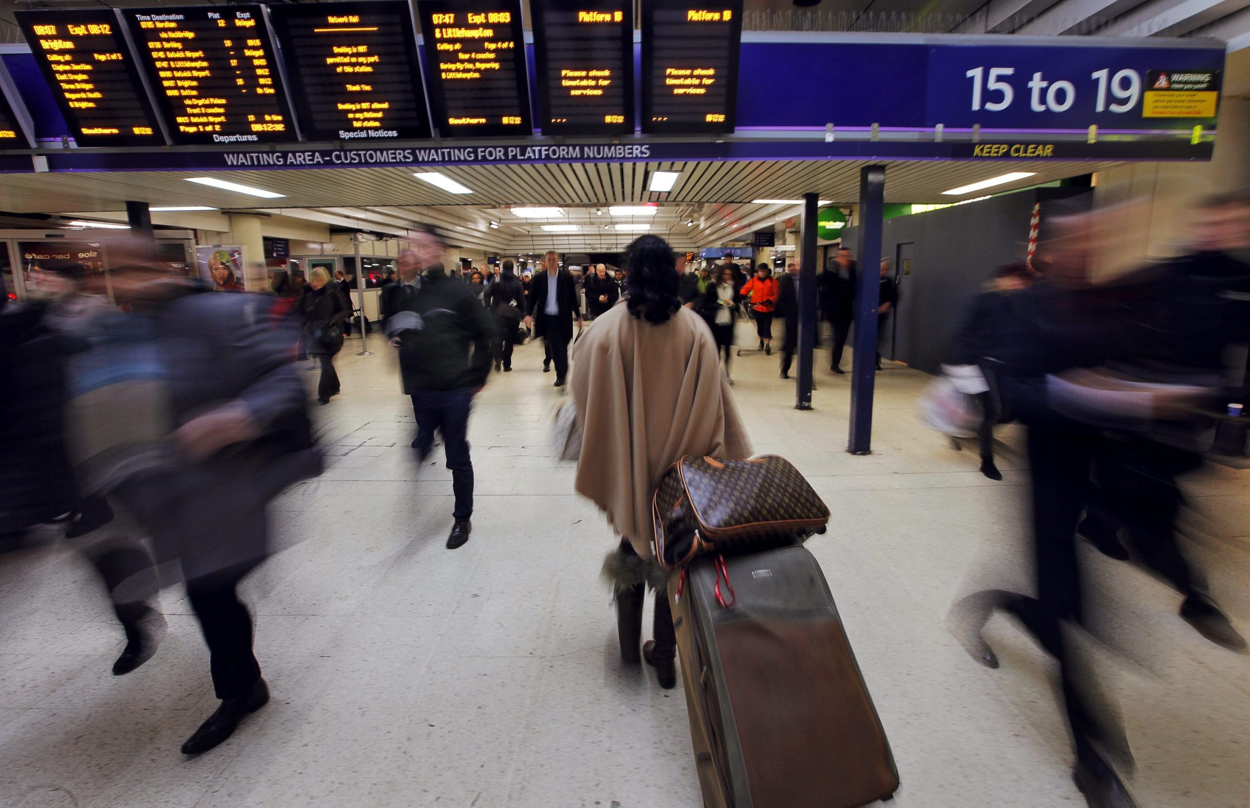 Aeroporto de Gatwick. Informação sobre voos escrita à mão depois de falha nos ecrãs digitais