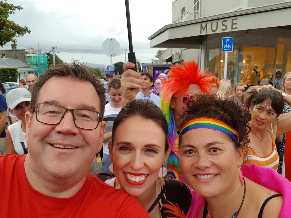 A primeira-ministra da Nova Zelândia faz história ao participar na marcha LGBT