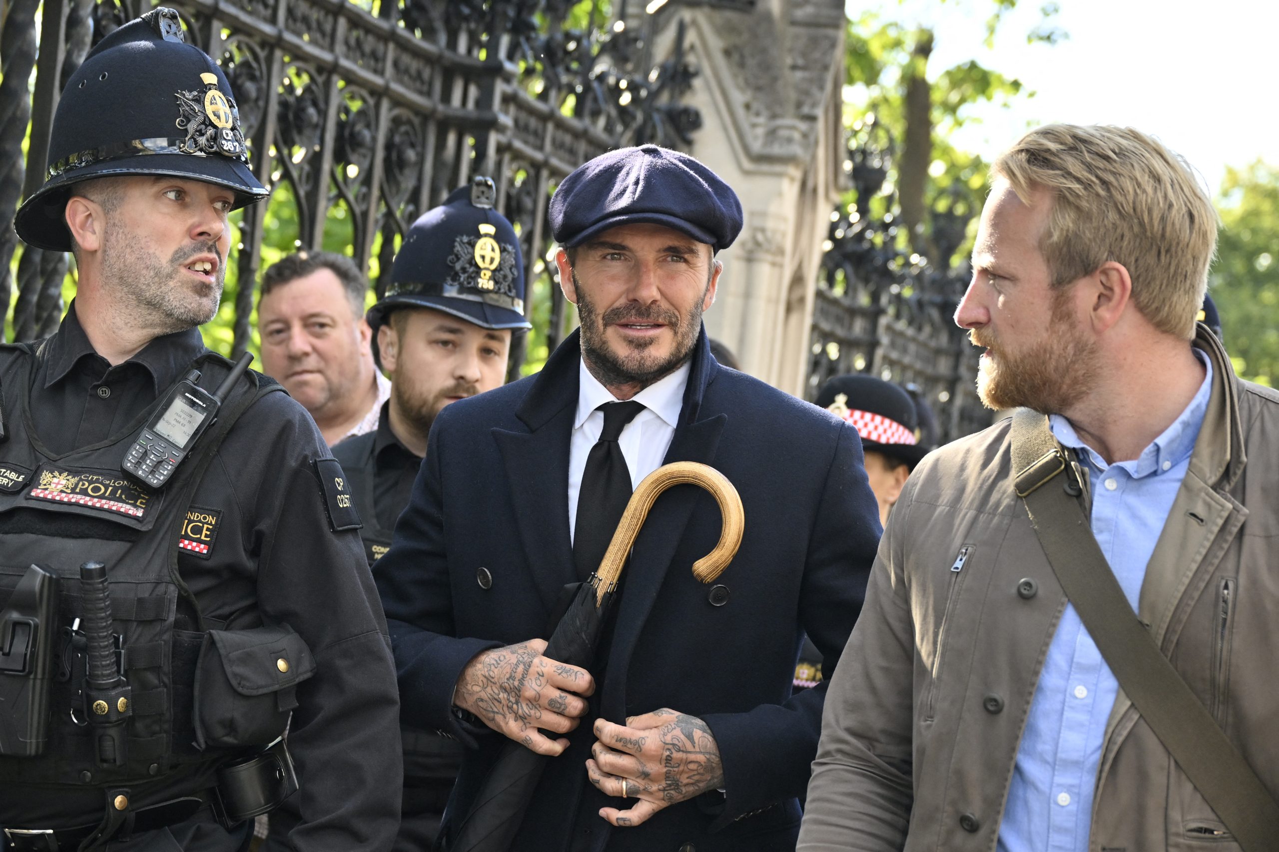 As celebridades também têm de esperar. David Beckham esteve mais de 12 horas na fila para se despedir de Isabel II