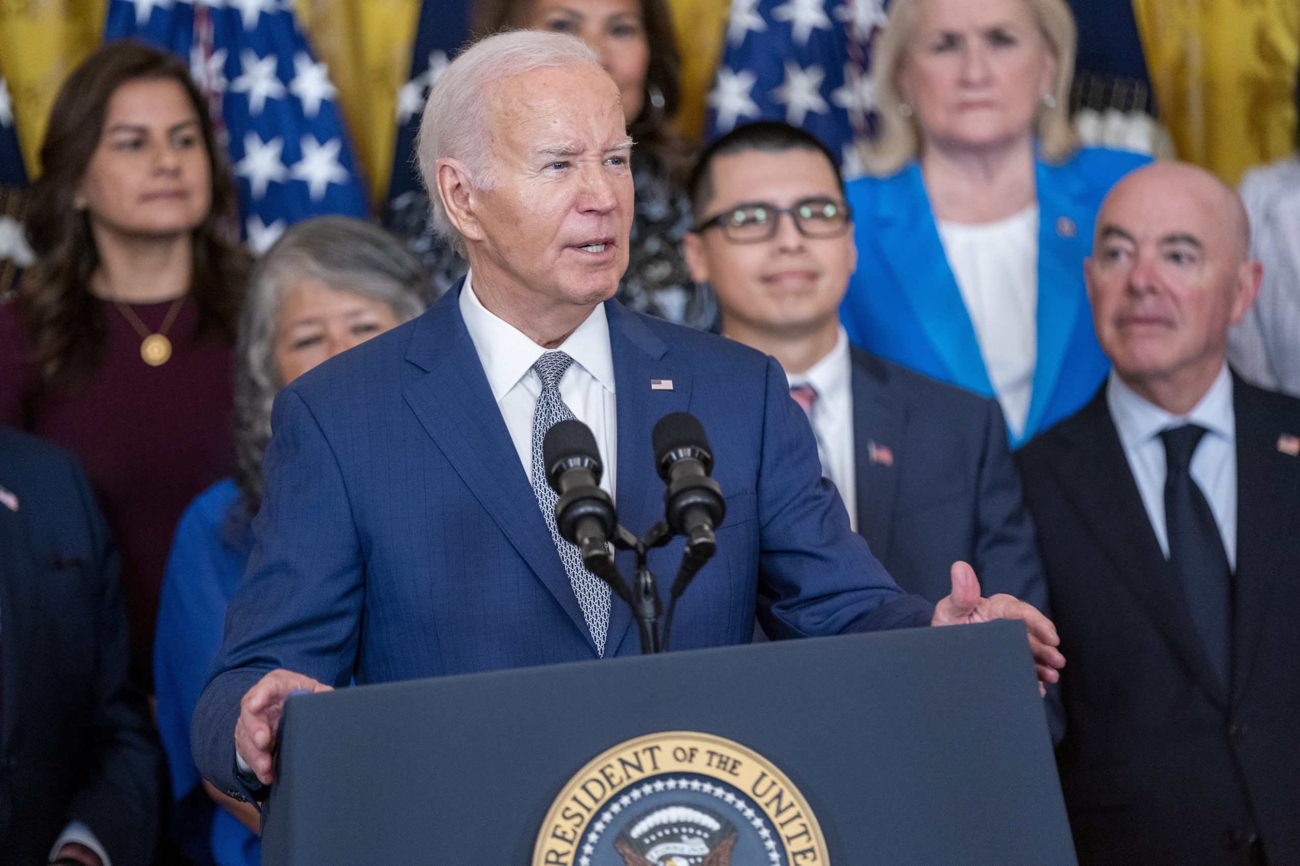 Biden condena violência junto de sinagoga em Los Angeles