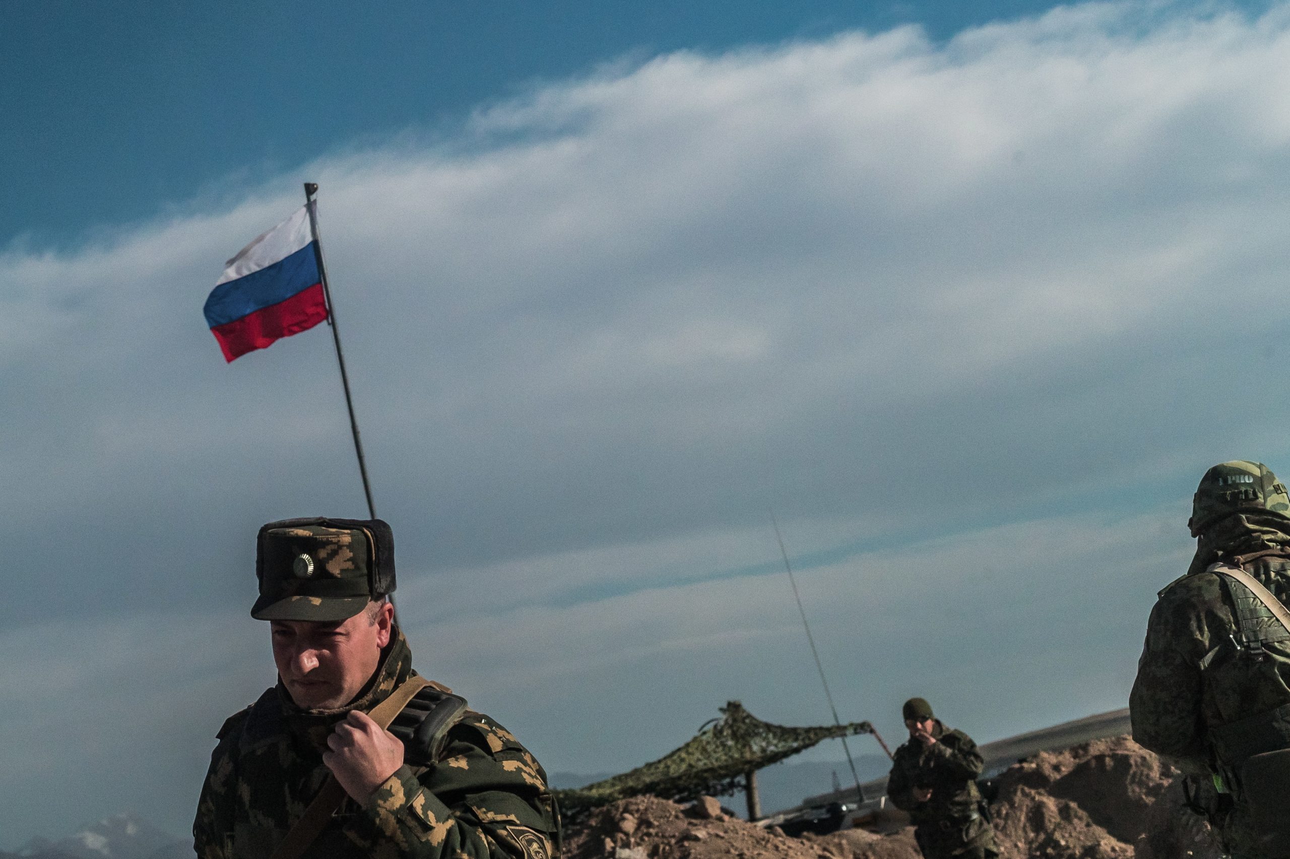 Veículo com forças de paz russas atacado em Nagorno-Karabakh. Kremlin diz que há militares mortos