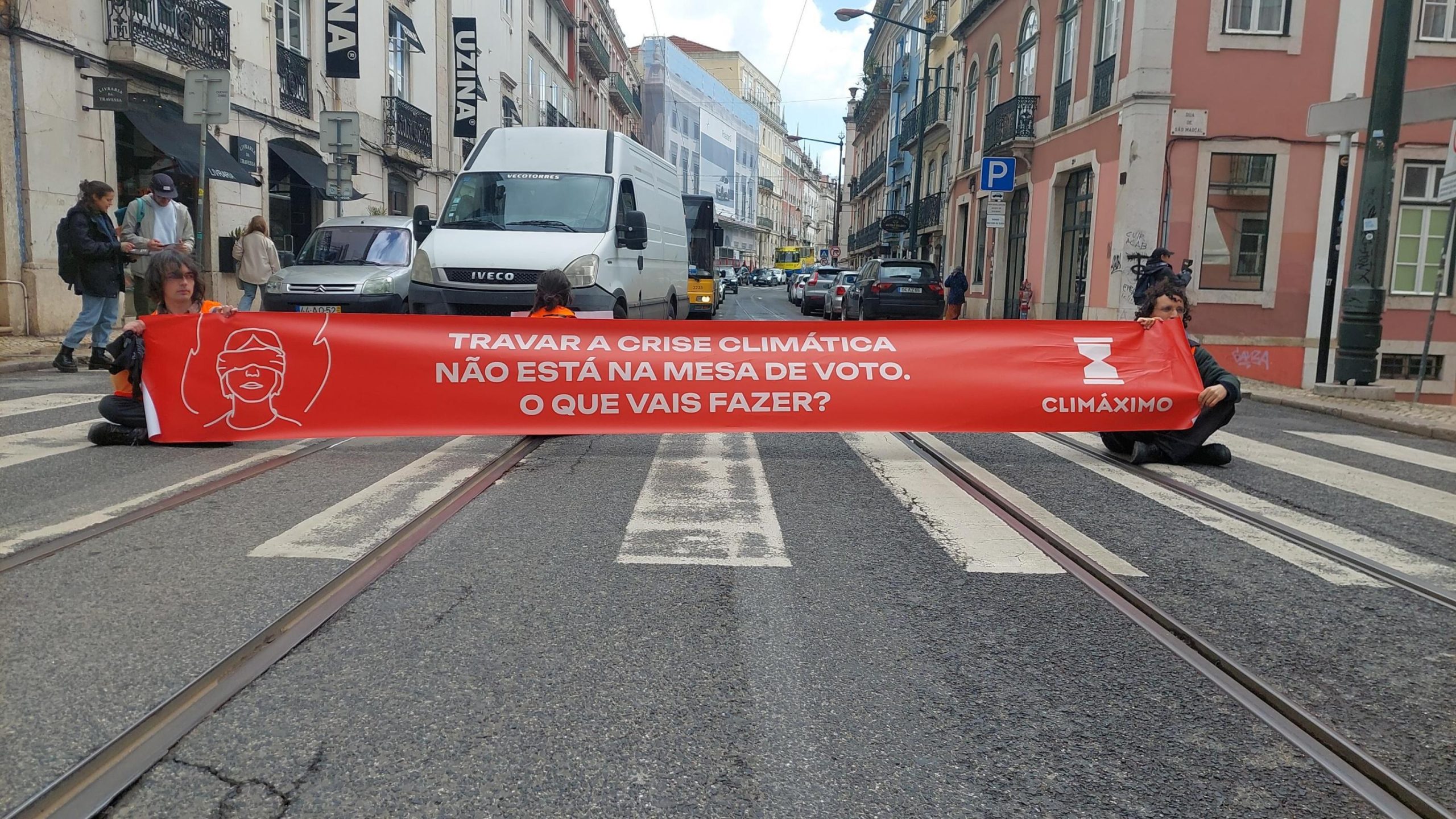 Climáximo cortam estrada em Lisboa. “Neste dia todas as pessoas têm de parar e refletir sobre o que vamos fazer, visto que travar a crise climática não está na mesa de voto”