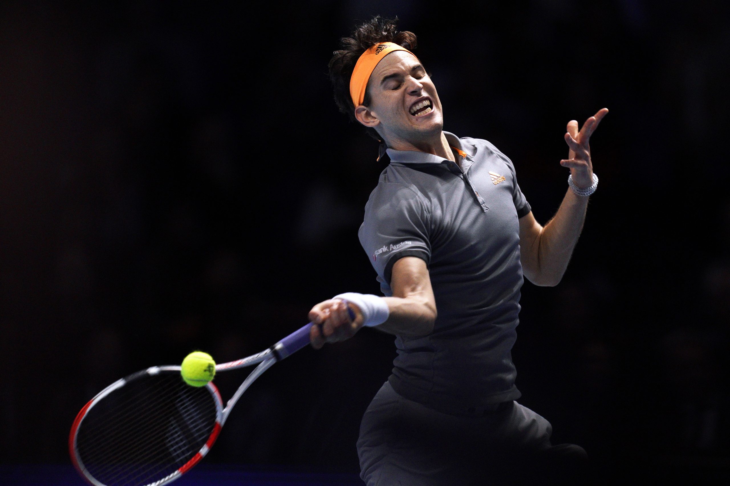 Thiem verga Federer, Djokovic arranca ATP Finals com vitória muito fácil