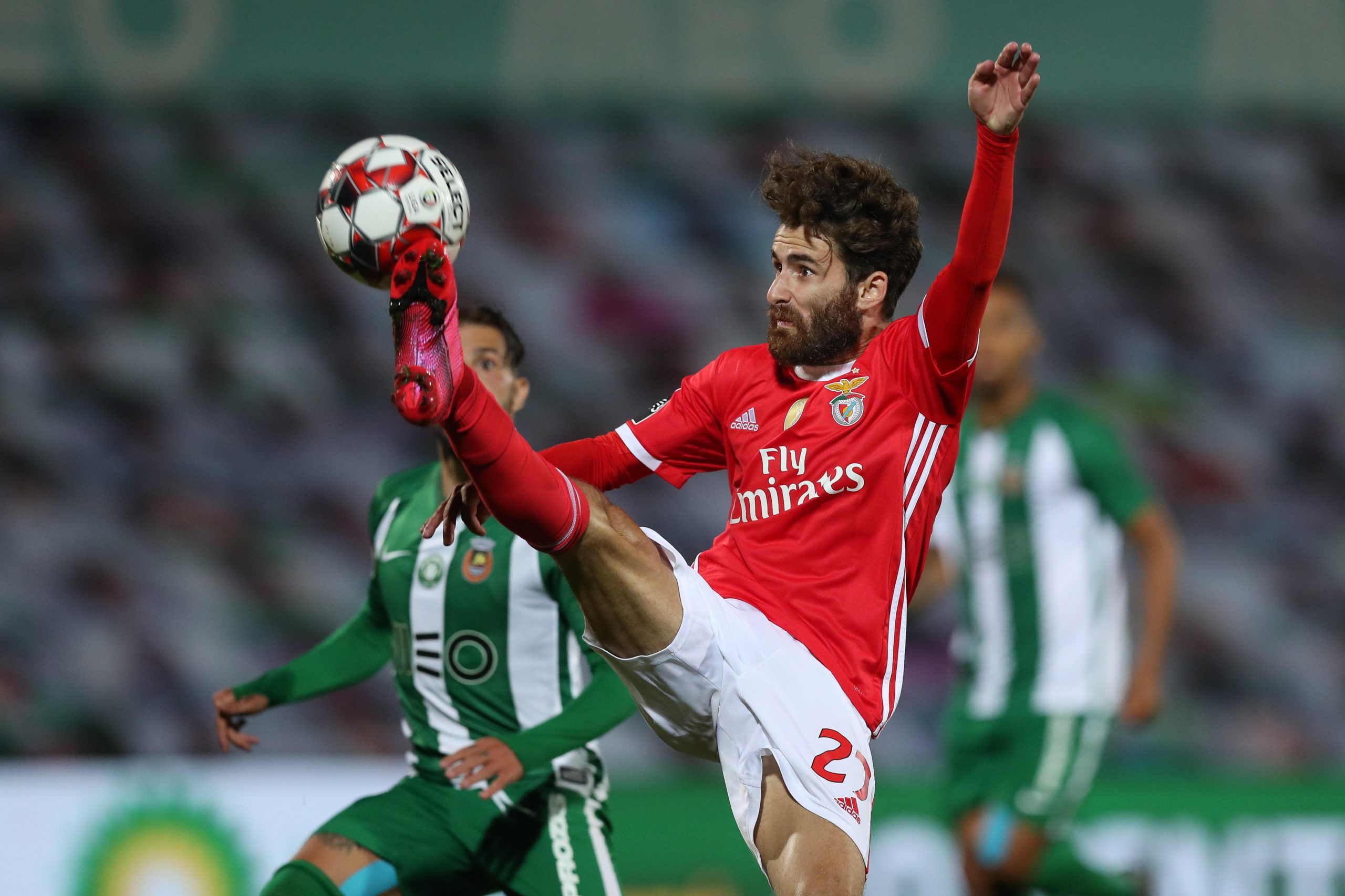 De regresso às vitórias, Benfica apanha FC Porto com reviravolta em Vila do Conde