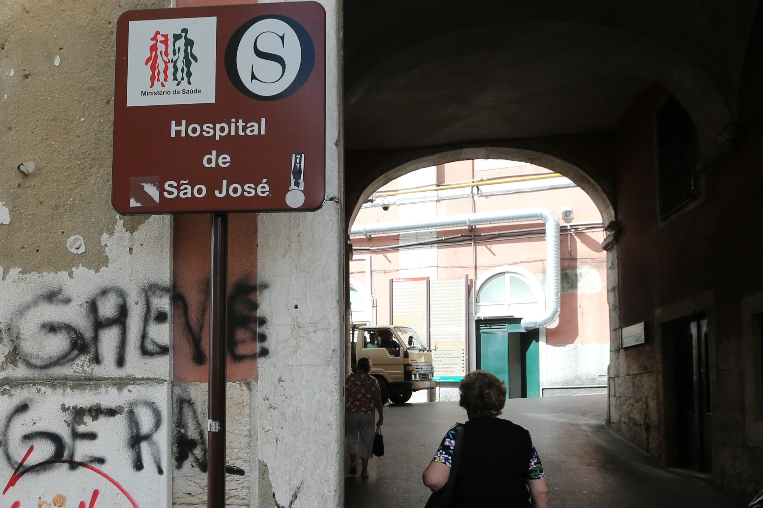 Bastonário dos Médicos visita terça-feira S. José para averiguar situação da urgência
