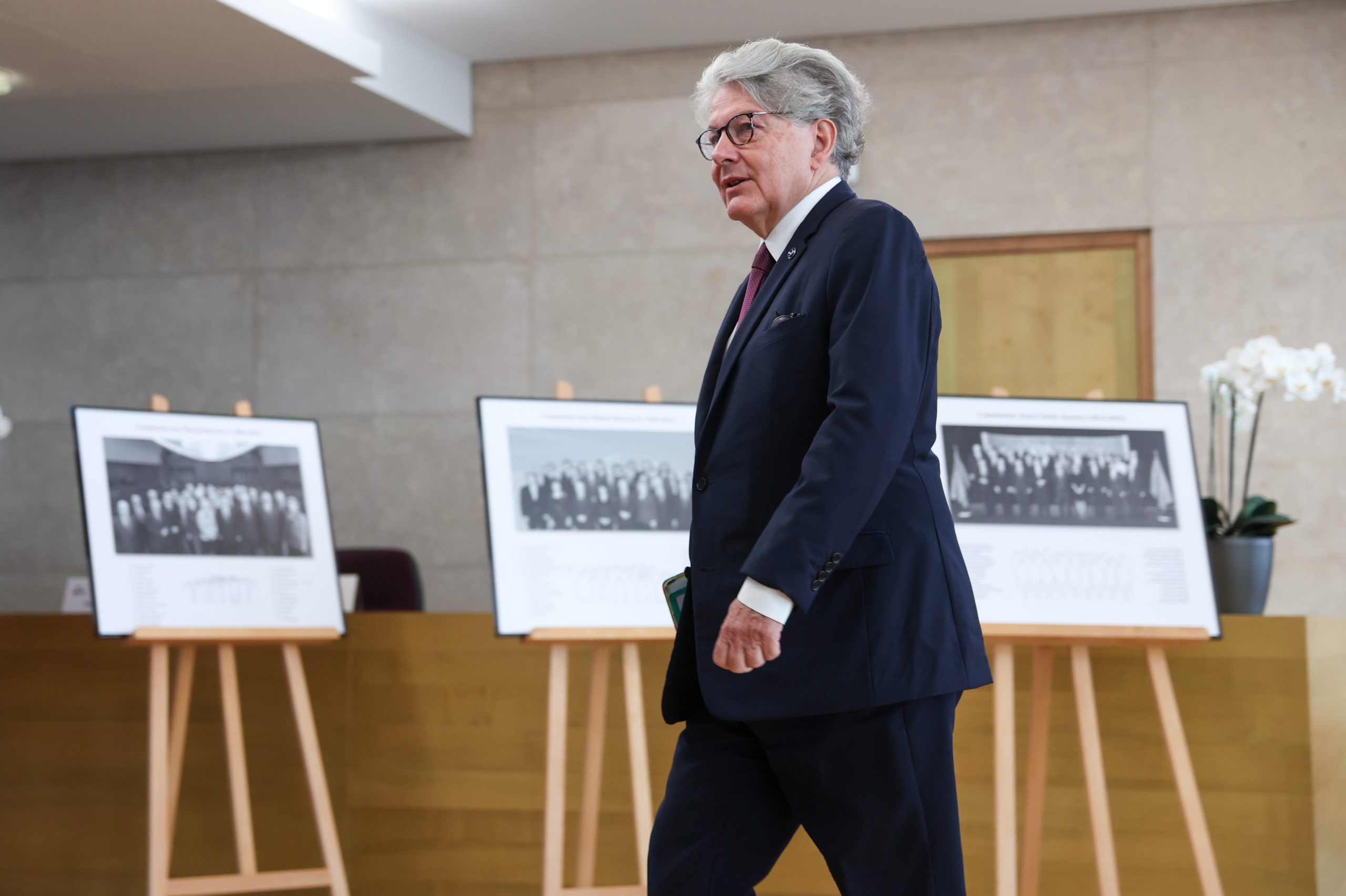 UE: Comissário demite-se, critica “liderança questionável” de von der Leyen e já não será a escolha de França para novo mandato