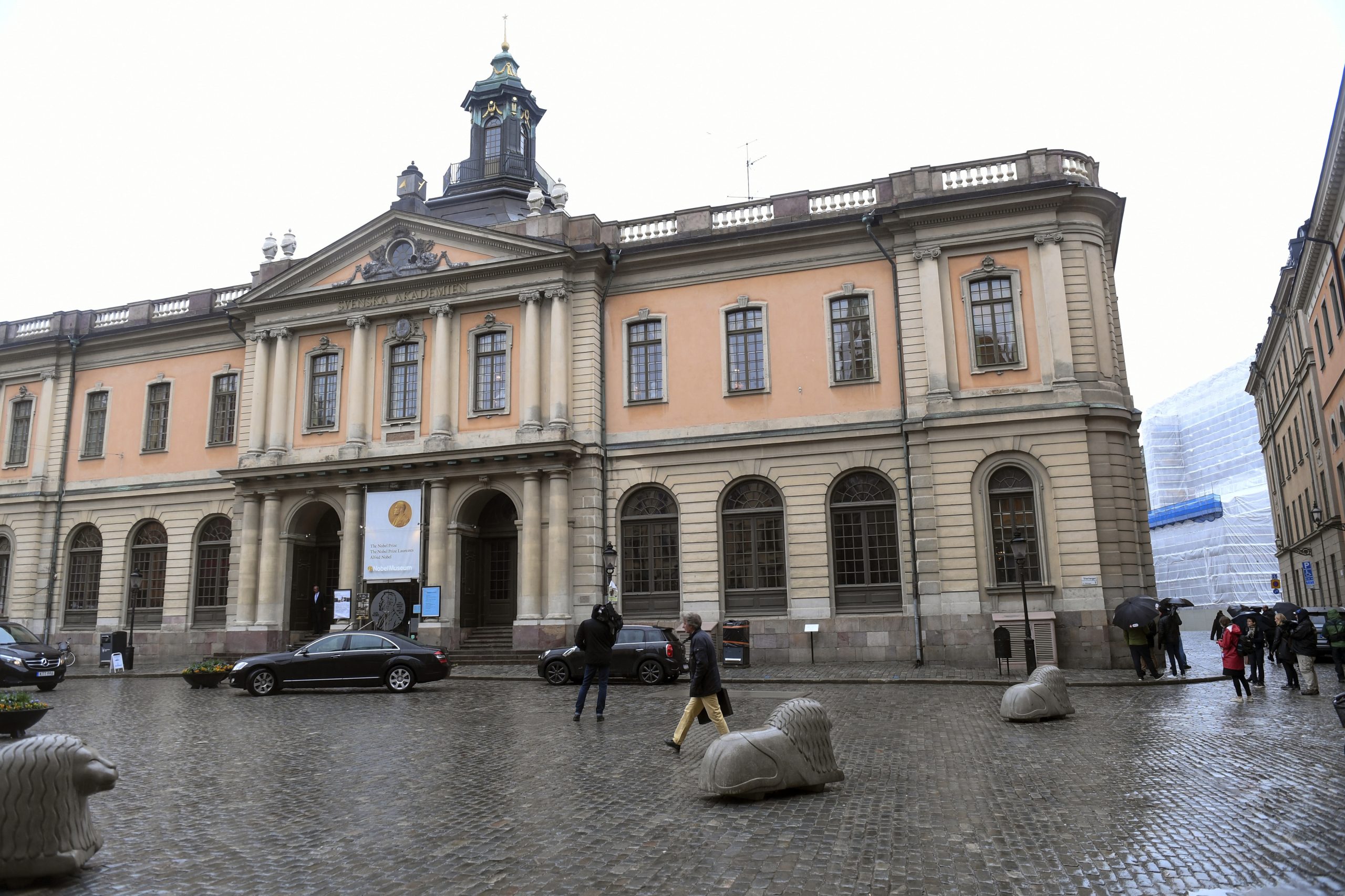 Dois membros do comité do prémio Nobel da Literatura demitem-se