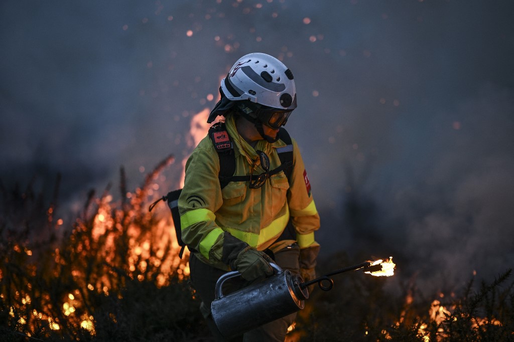 Mais de cem bombeiros combatem incêndio em Vale da Serra