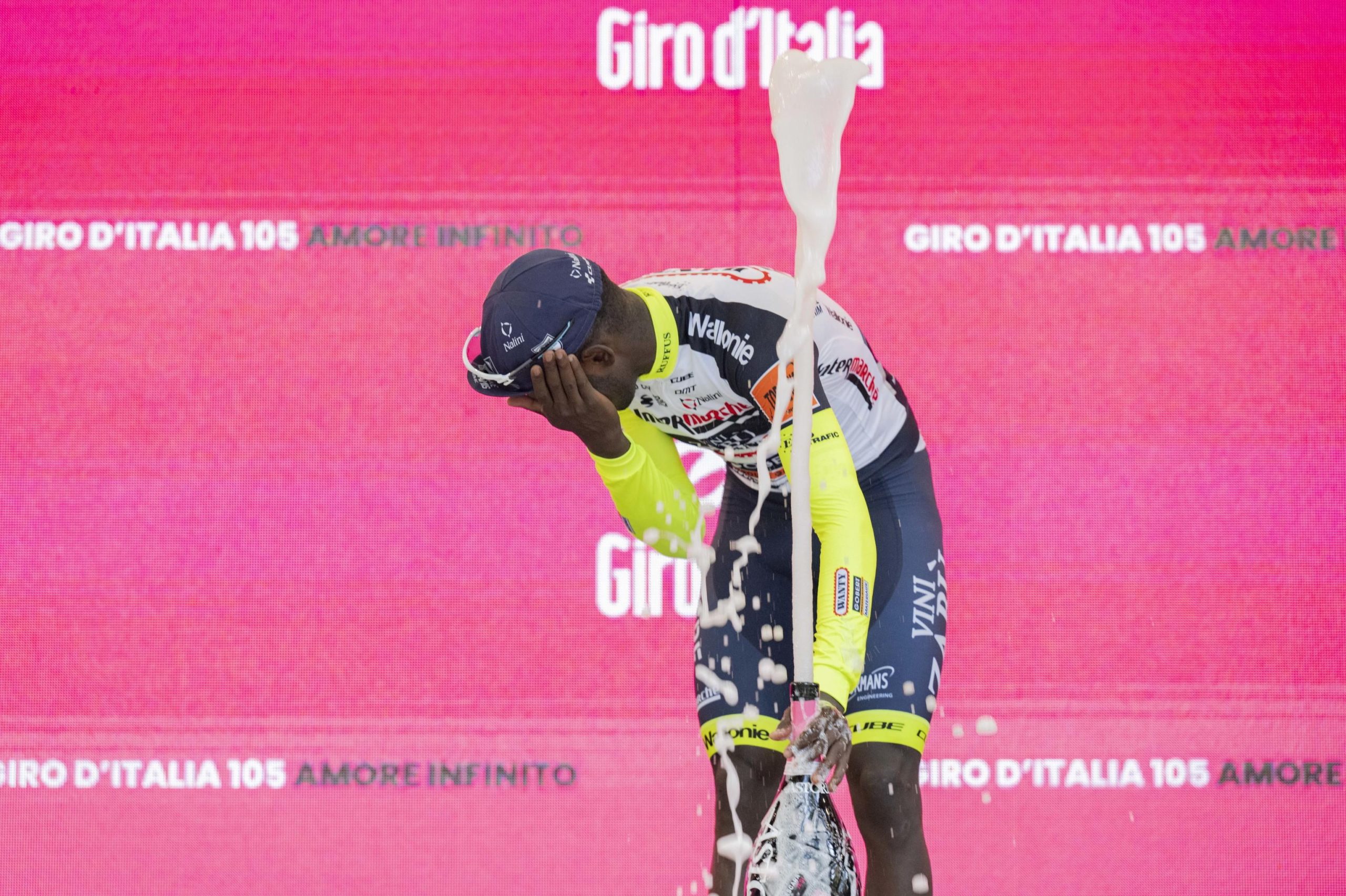 Girmay desiste do Giro depois de acidente com rolha de espumante no pódio